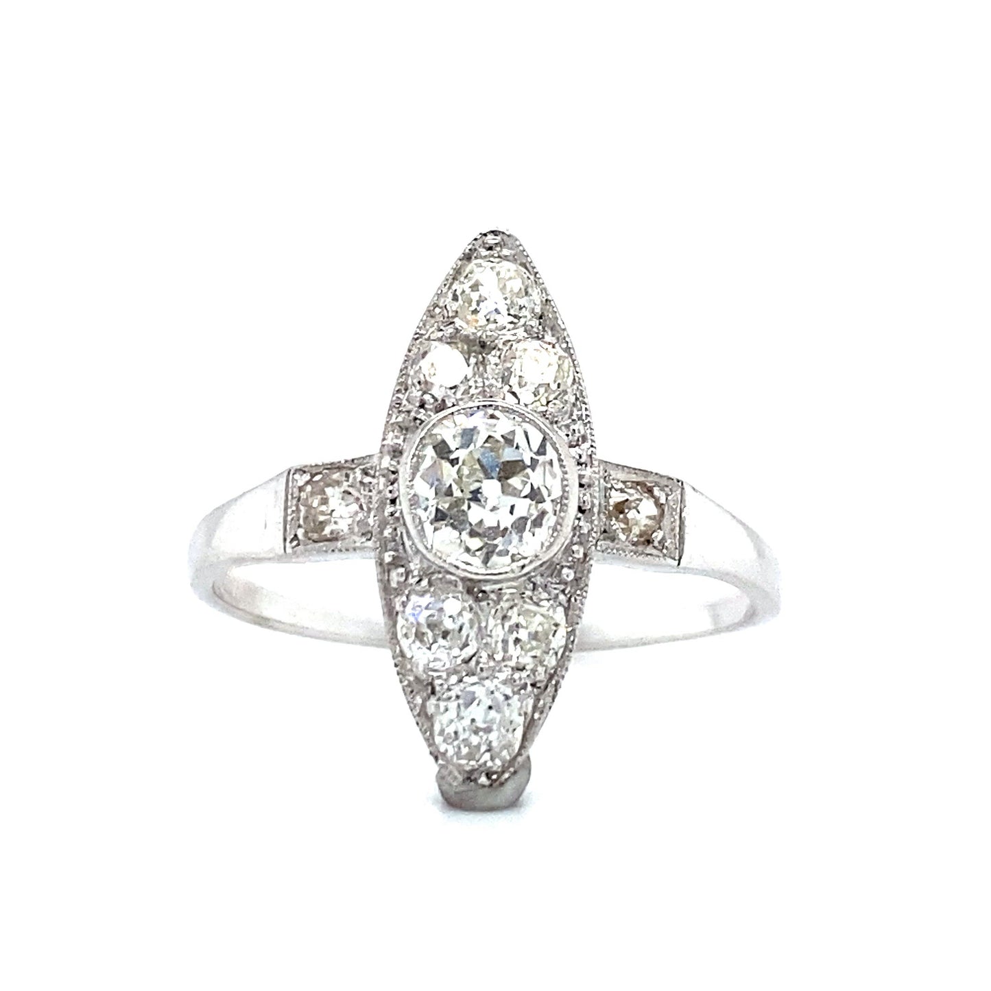 18 karaat antieke witgouden art deco ring bezet met 1 bolsjewiek geslepen diamant van 0.55 crt kleur F/G kwaliteit VS1 en 68 bolsjewiek geslepen diamanten met een totaalgewicht van 0.15 crt kleur top wesselton kwaliteit VS1 19x7mm model r 4024 €2010