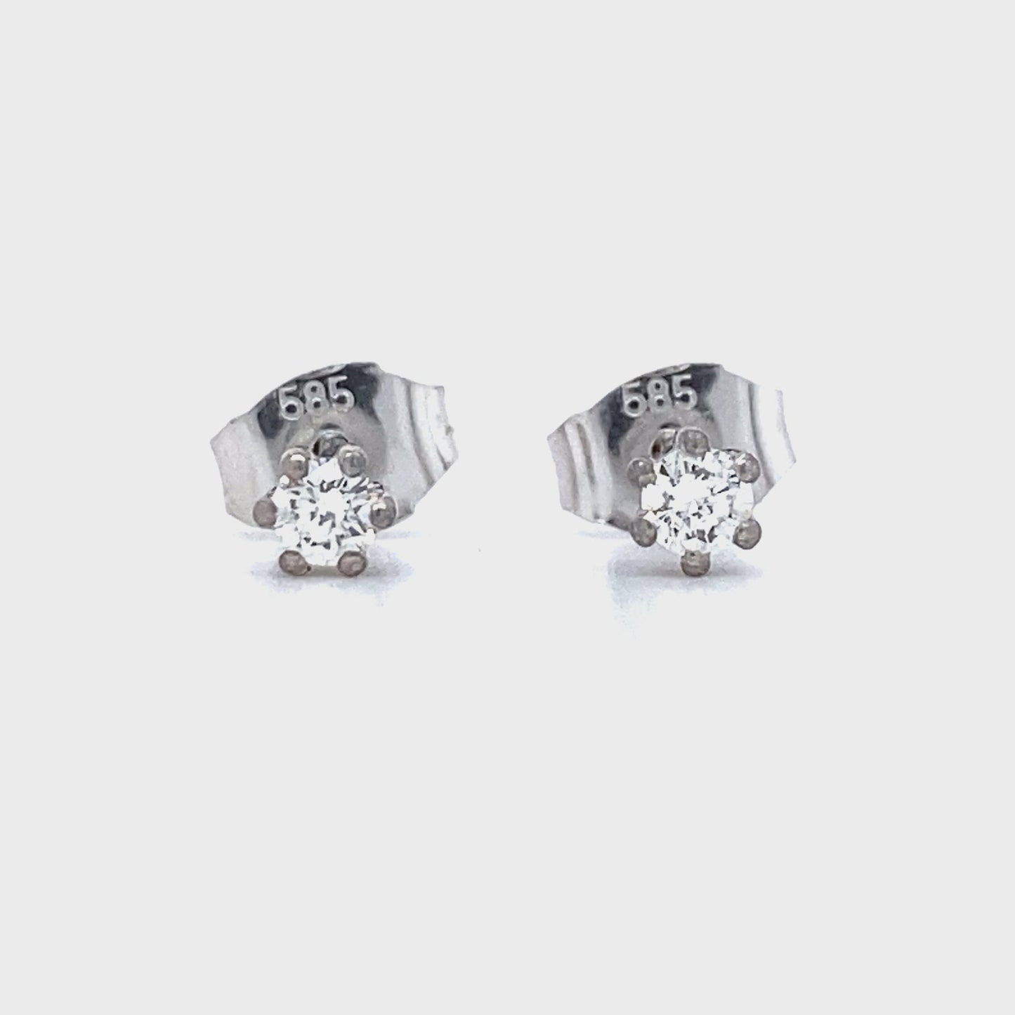 14 karaats witgouden oorknoppen in een 6 poot zetting. Bezet met 2 briljant geslepen diamanten met een totaalgewicht van 0.19 crt Kleur: Cape Kwaliteit: VS zetting: Ø 4 mm Hoogte zetting: 3mm Model O 3439