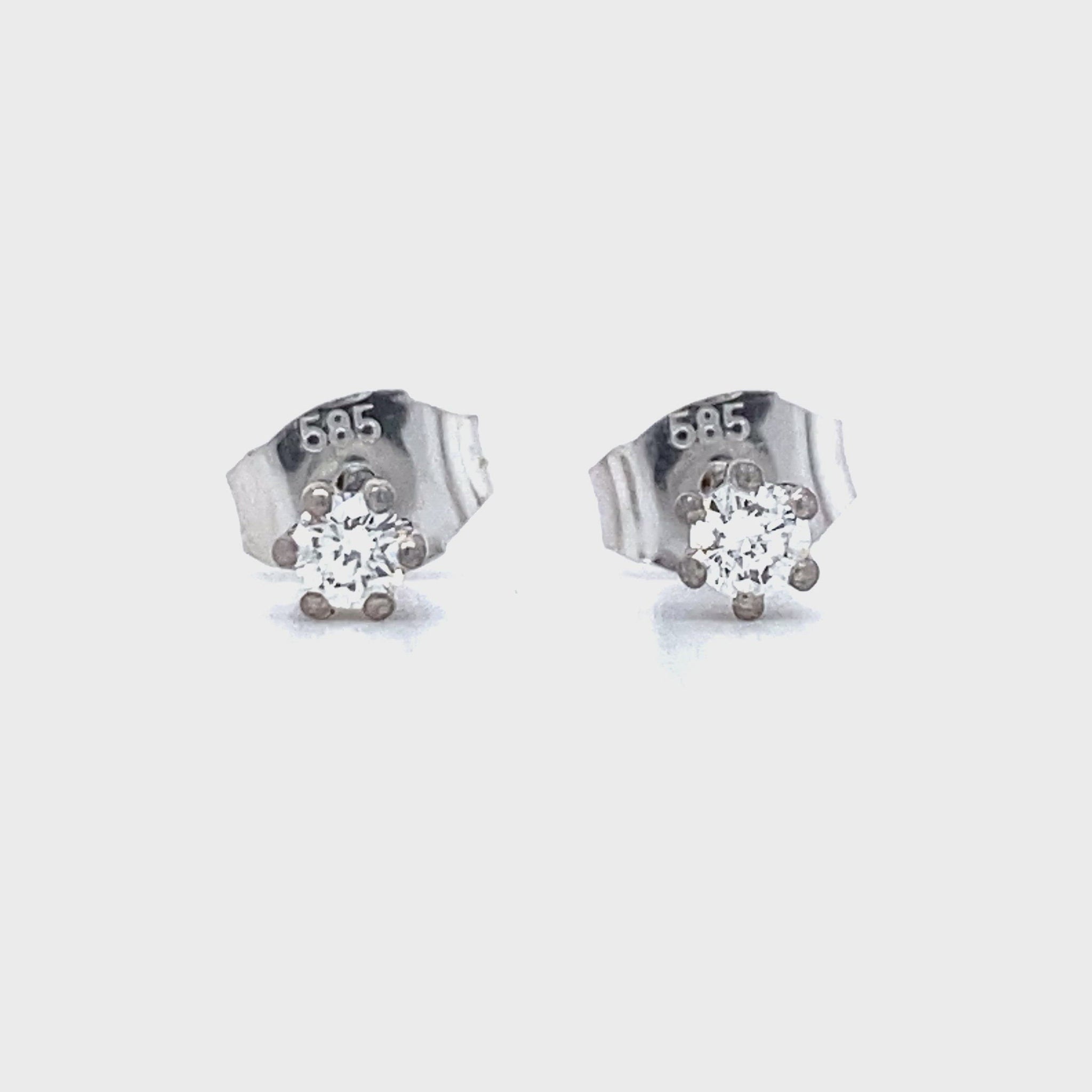 14 karaats witgouden oorknoppen in een 6 poot zetting. Bezet met 2 briljant geslepen diamanten met een totaalgewicht van 0.19 crt Kleur: Cape Kwaliteit: VS zetting: Ø 4 mm Hoogte zetting: 3mm Model O 3439