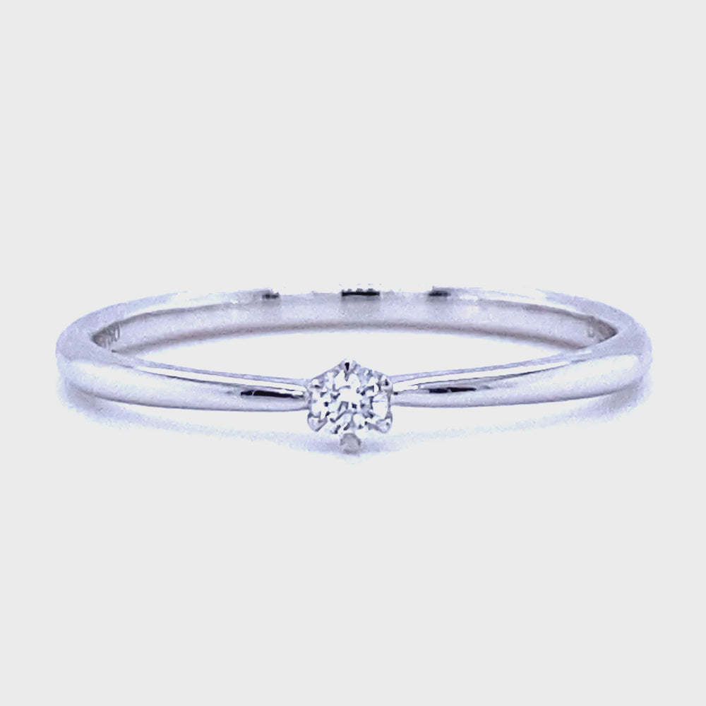 
                      
                        Laad en speel video in Galerijweergave, 18 karaat wit gouden solitair ring van 1.5 gram en 1 tot 2 mm breed. Bezet met 1 briljant geslepen diamant van 0.05 crt Kleur: G Kwaliteit: VS2 Zetting: Ø 3 mm Model: R 9823
                      
                    