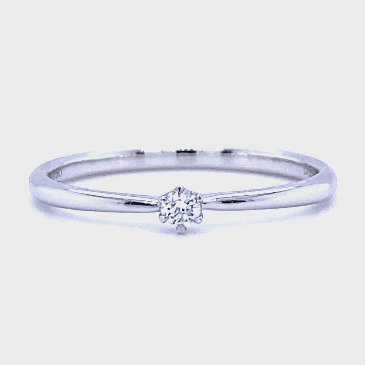 18 karaat wit gouden solitair ring van 1.5 gram en 1 tot 2 mm breed. Bezet met 1 briljant geslepen diamant van 0.05 crt Kleur: G Kwaliteit: VS2 Zetting: Ø 3 mm Model: R 9823