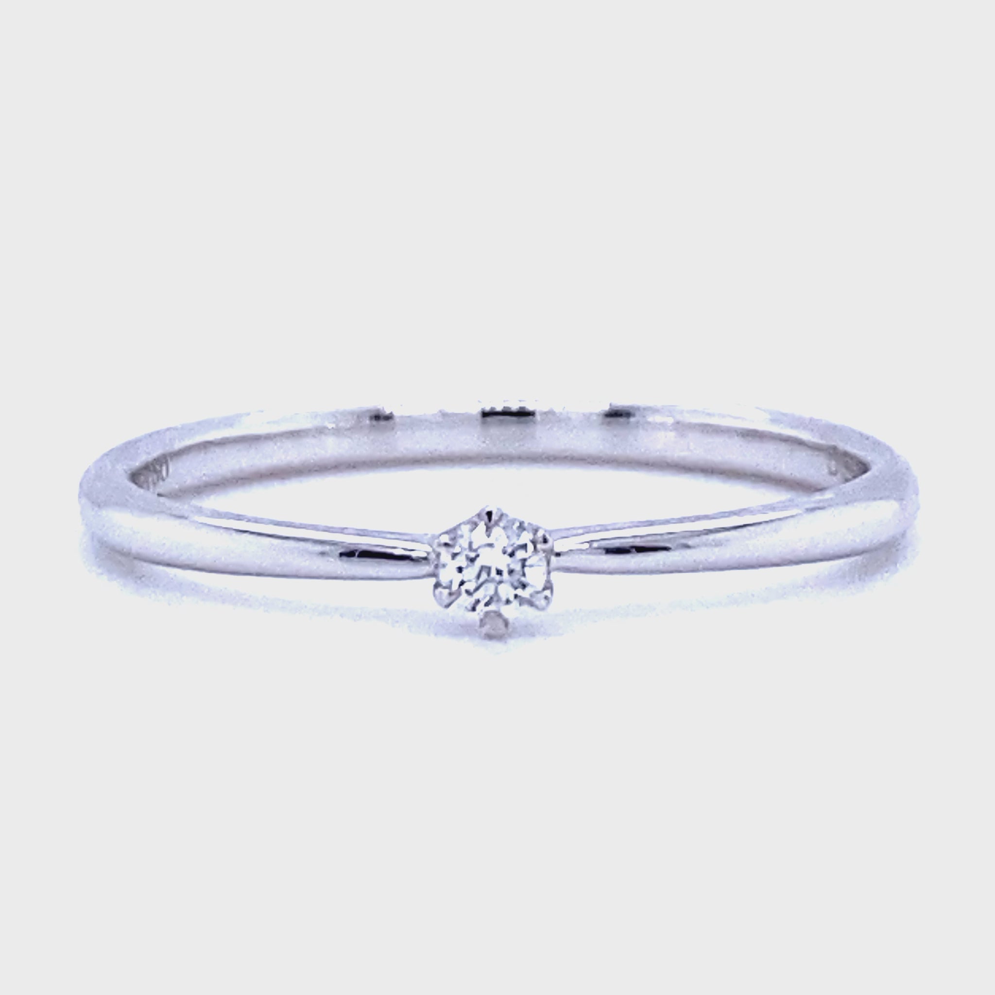 18 karaat wit gouden solitair ring van 1.5 gram en 1 tot 2 mm breed. Bezet met 1 briljant geslepen diamant van 0.05 crt Kleur: G Kwaliteit: VS2 Zetting: Ø 3 mm Model: R 9823