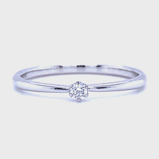 18 karaat wit gouden solitair ring van 1.5 gram en 1 tot 2 mm breed. Bezet met 1 briljant geslepen diamant van 0.05 crt Kleur: G Kwaliteit: VS2 Zetting: Ø 3 mm Model: R 9823
