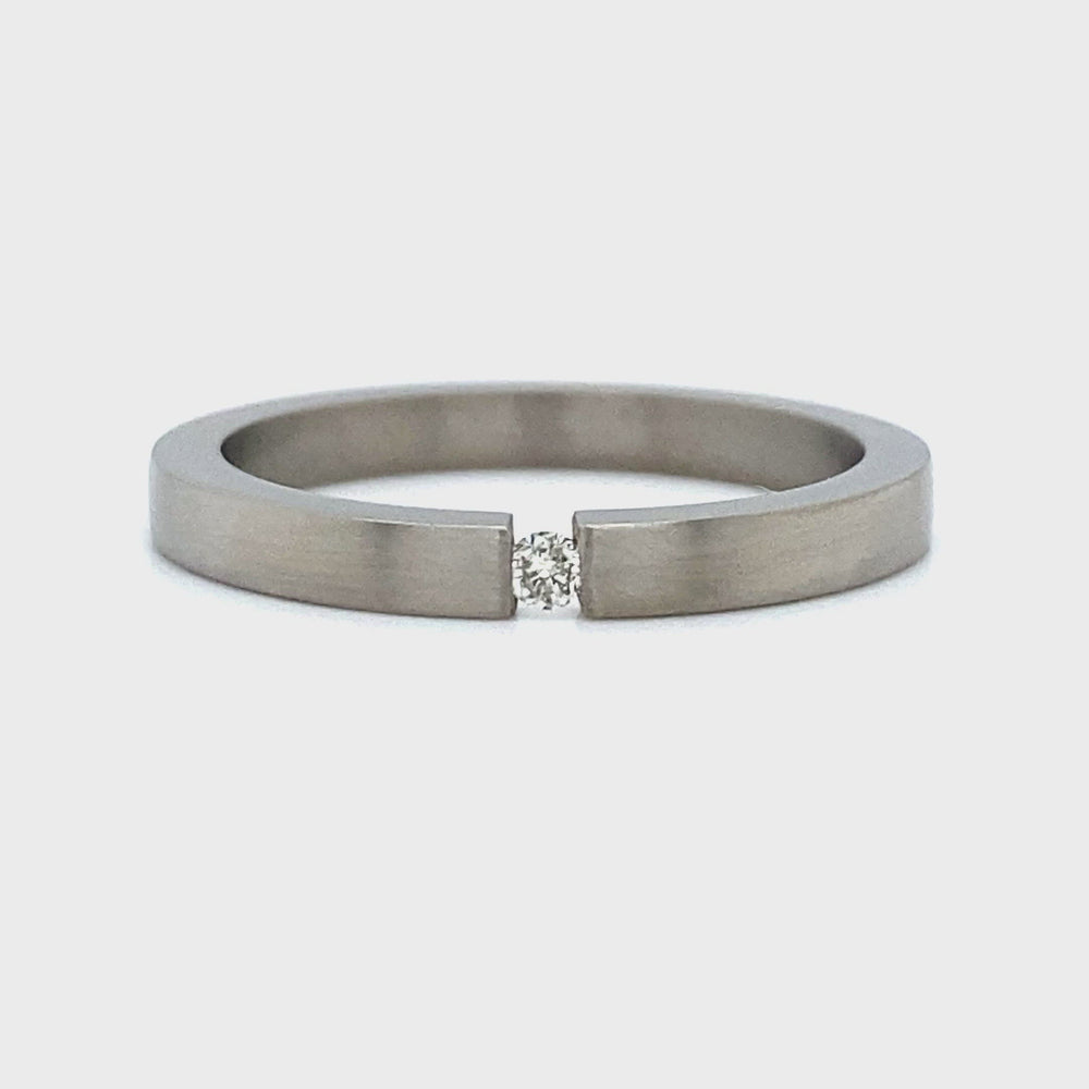 
                      
                        Laad en speel video in Galerijweergave, titanium ring 2mm breed met 1 briljant geslepen diamant van 0.03crt kleur top wesselton kwaliteit si €125
                      
                    