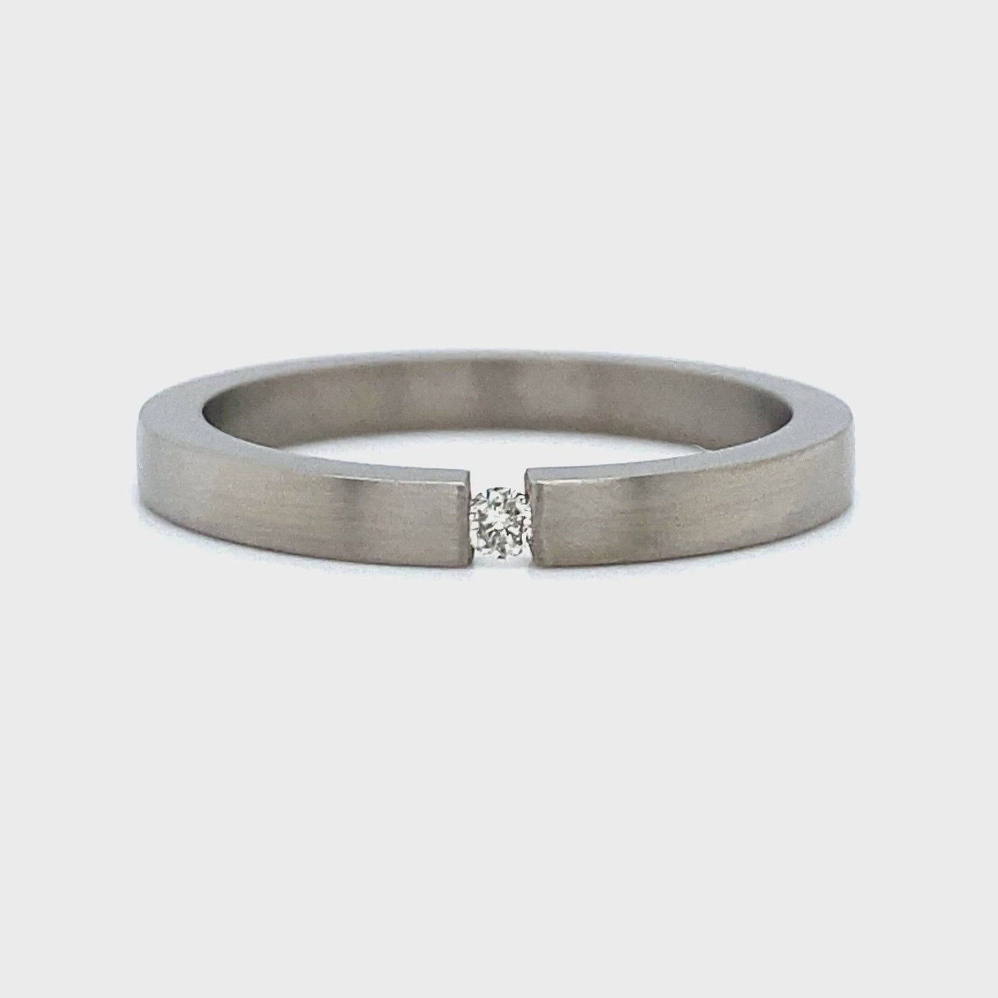 titanium ring 2mm breed met 1 briljant geslepen diamant van 0.03crt kleur top wesselton kwaliteit si €125