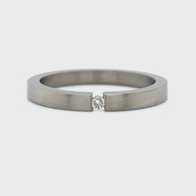 Video laden en afspelen in Gallery-weergave, titanium ring 2mm breed met 1 briljant geslepen diamant van 0.03crt kleur top wesselton kwaliteit si €125
