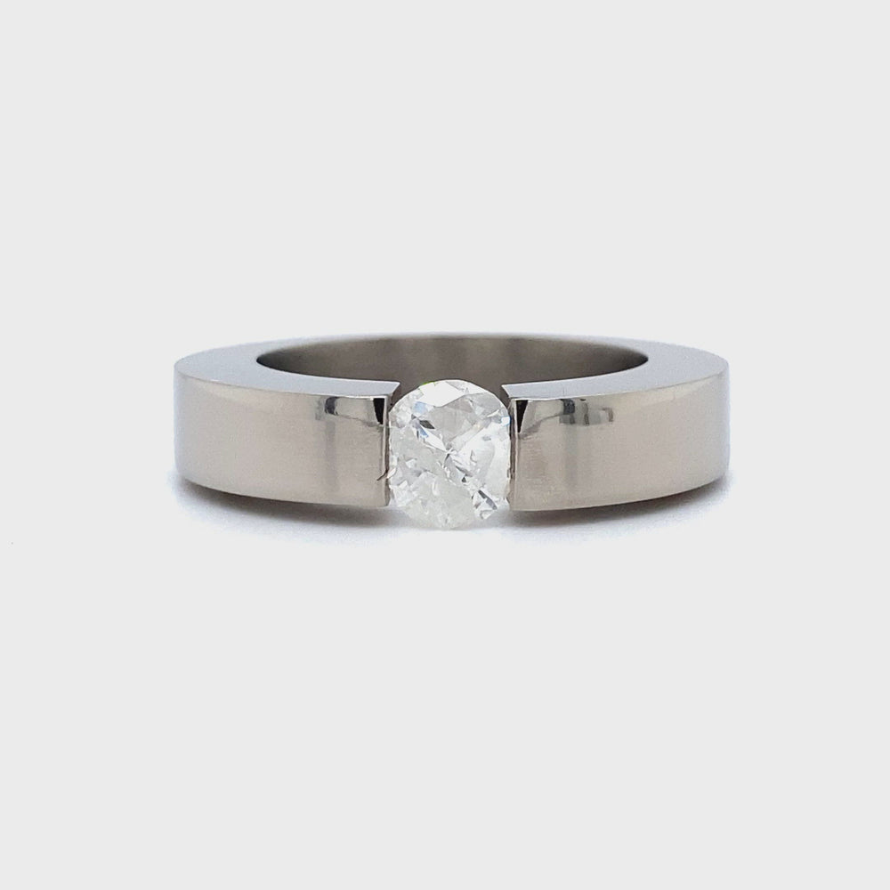 
                      
                        Laad en speel video in Galerijweergave, Brede titanium ring bezet met 1 briljant geslepen diamant van 0.97crt kleur Wesselton kwaliteit Piqué4 mt 18.75-59-5mm-model r7945-€1275
                      
                    