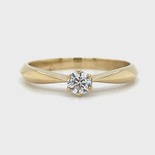 Video laden en afspelen in Gallery-weergave, geel gouden solitair ring met 1 briljant geslepen diamant van 0.19 crt kleur F kwaliteit VVS2 2.4 gr model R 8894 €867

