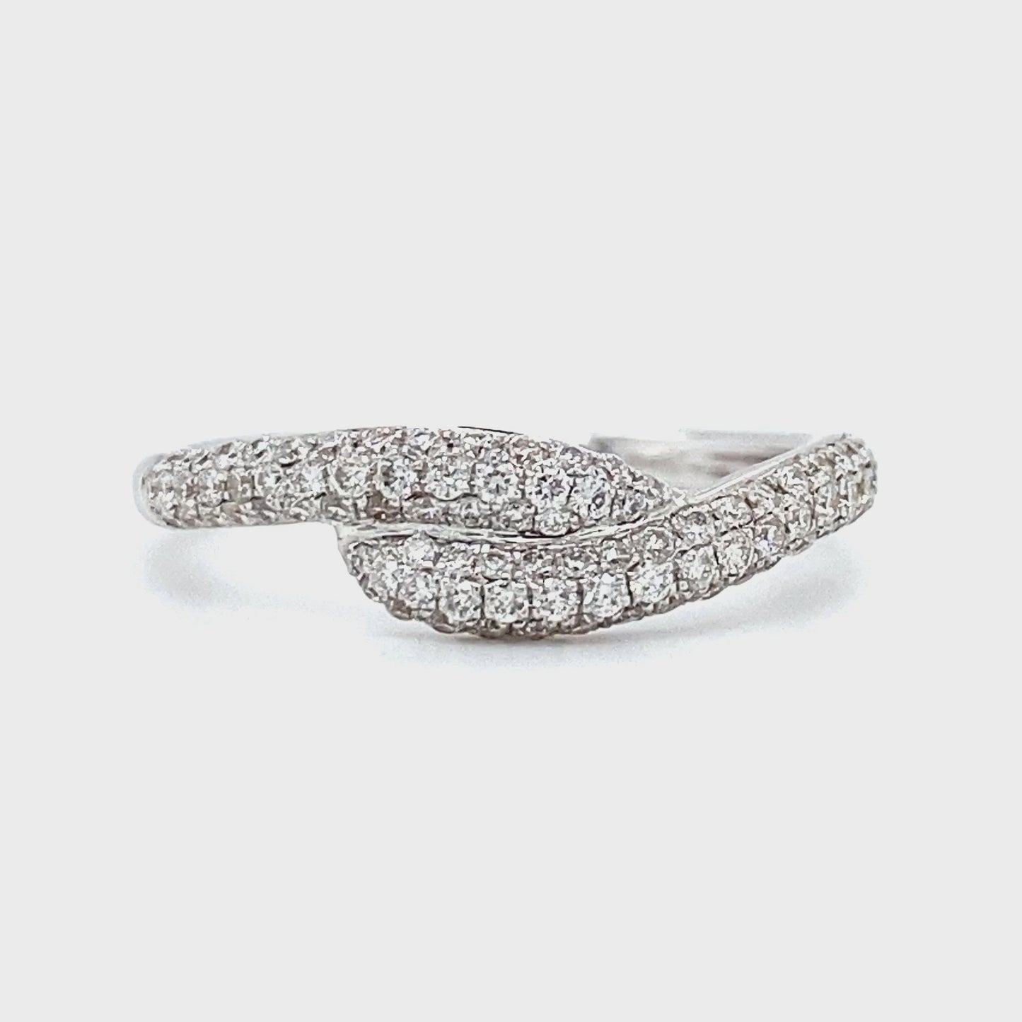18krt witgouden pavé gezette rijring in een Twisted model bezet met briljant geslepen diamanten met een totaalgewicht van 0.45crt maat 17.25/54 model r5984 €1050 