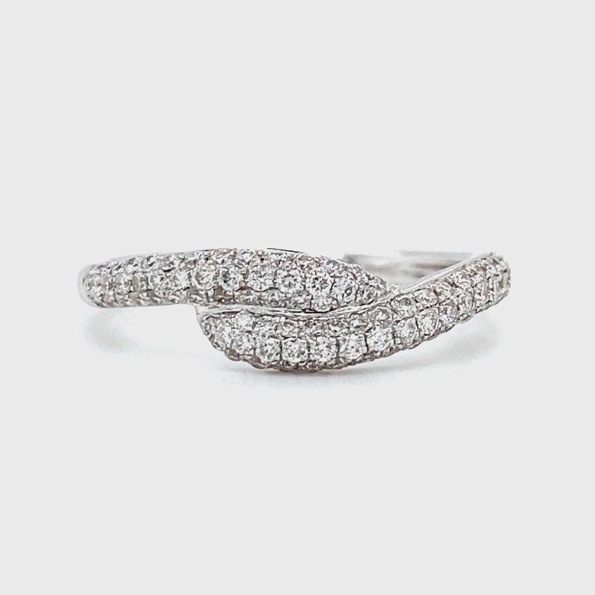 18krt witgouden pavé gezette rijring in een Twisted model bezet met briljant geslepen diamanten met een totaalgewicht van 0.45crt maat 17.25/54 model r5984 €1050 