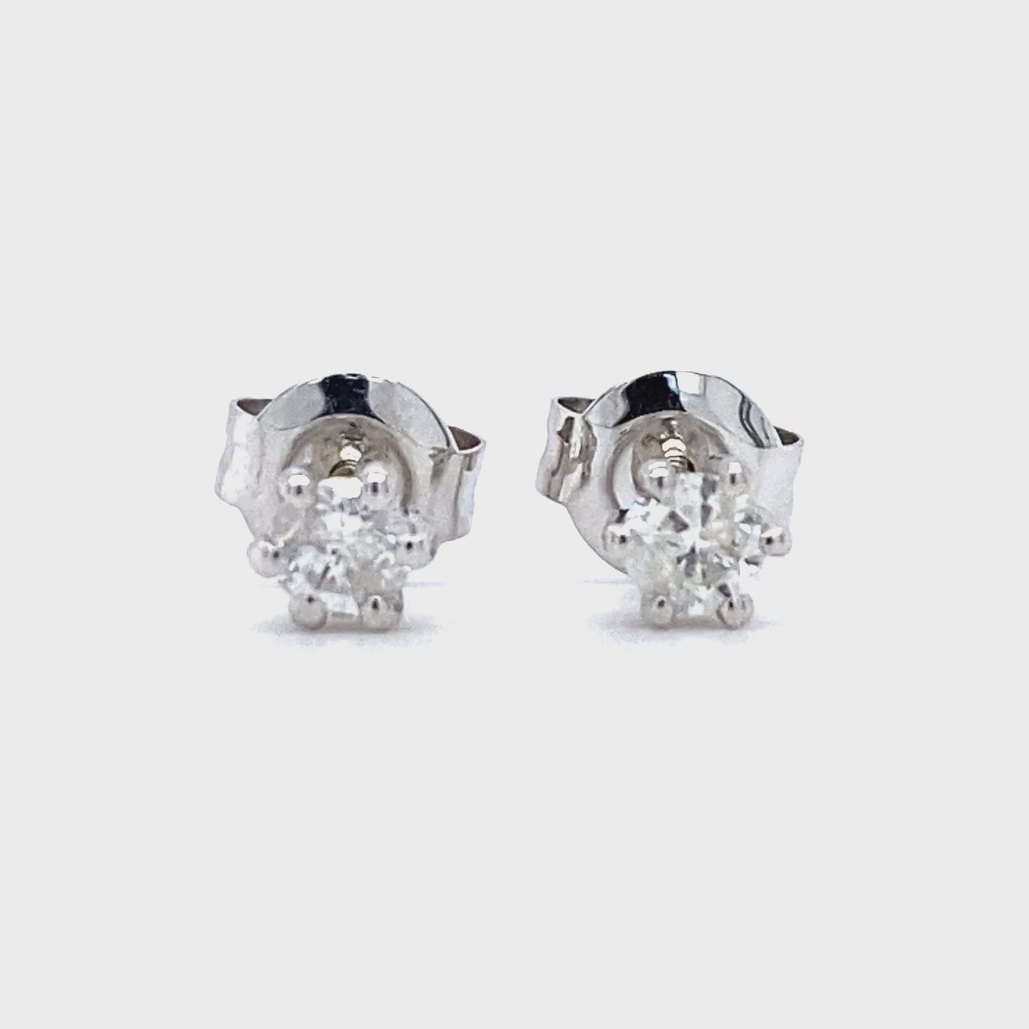 14 karaats witgouden oorknoppen . Bezet met 2 briljant geslepen diamanten met een totaalgewicht van 0.31 crt Kleur: Top Wesselton Kwaliteit: Piqué 1 Zetting: 4 mm Hoogte zetting: 3 mm Model O 3742