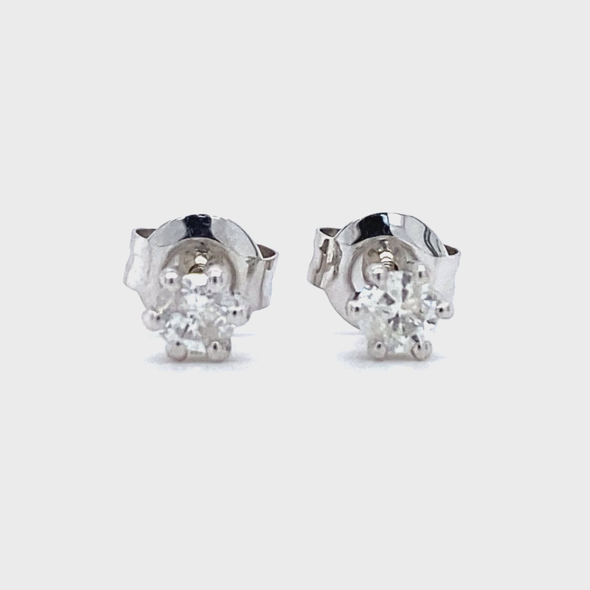 14 karaats witgouden oorknoppen . Bezet met 2 briljant geslepen diamanten met een totaalgewicht van 0.31 crt Kleur: Top Wesselton Kwaliteit: Piqué 1 Zetting: 4 mm Hoogte zetting: 3 mm Model O 3742
