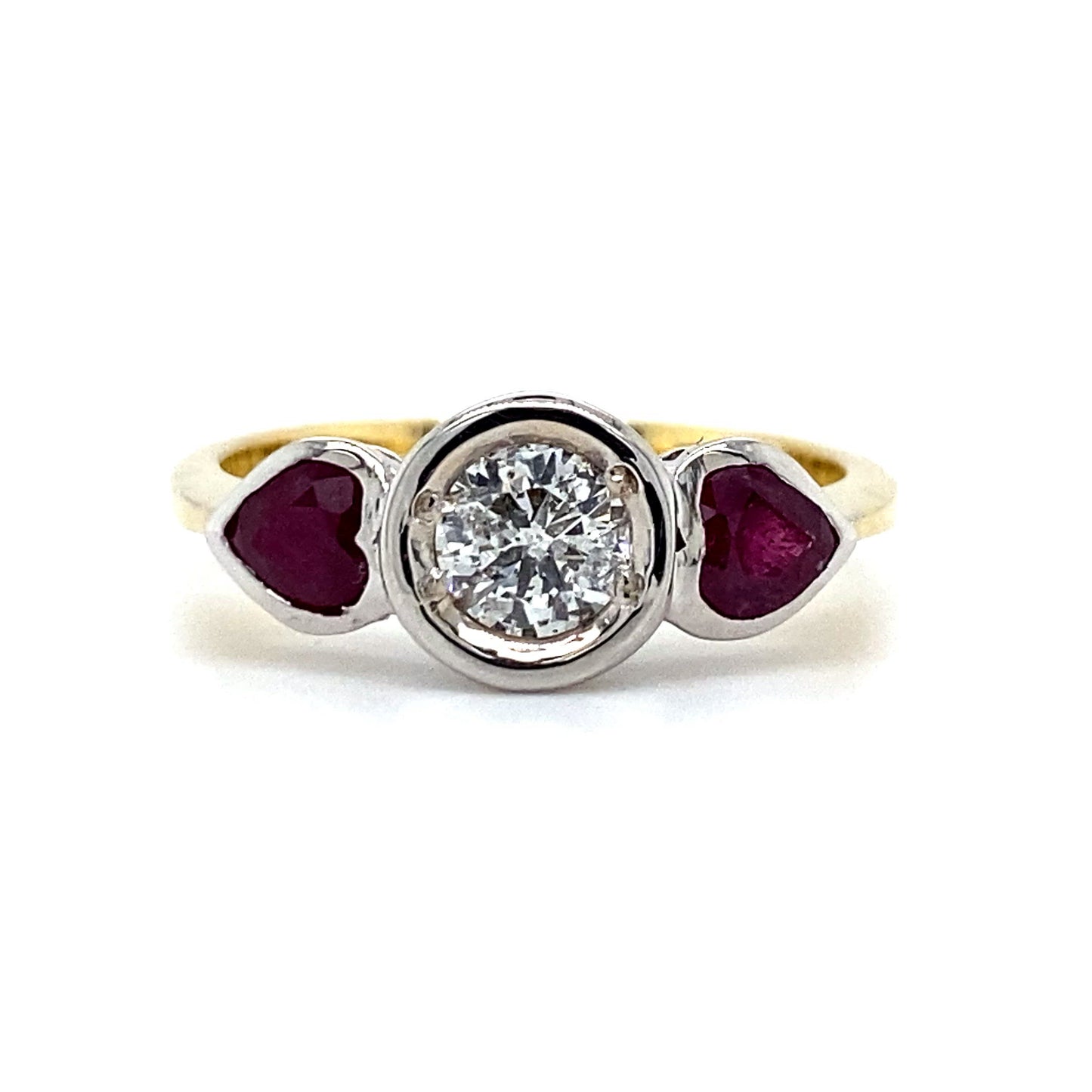 Geel gouden ring met een witgouden trilogie zetting. Bezet met 1 briljant geslepen diamant van 0.42 crt kleur top wesselton kwaliteit si3 en 2 hartvormig geslepen robijnen met een totaalgewicht van 0.65 crt Model R 3963