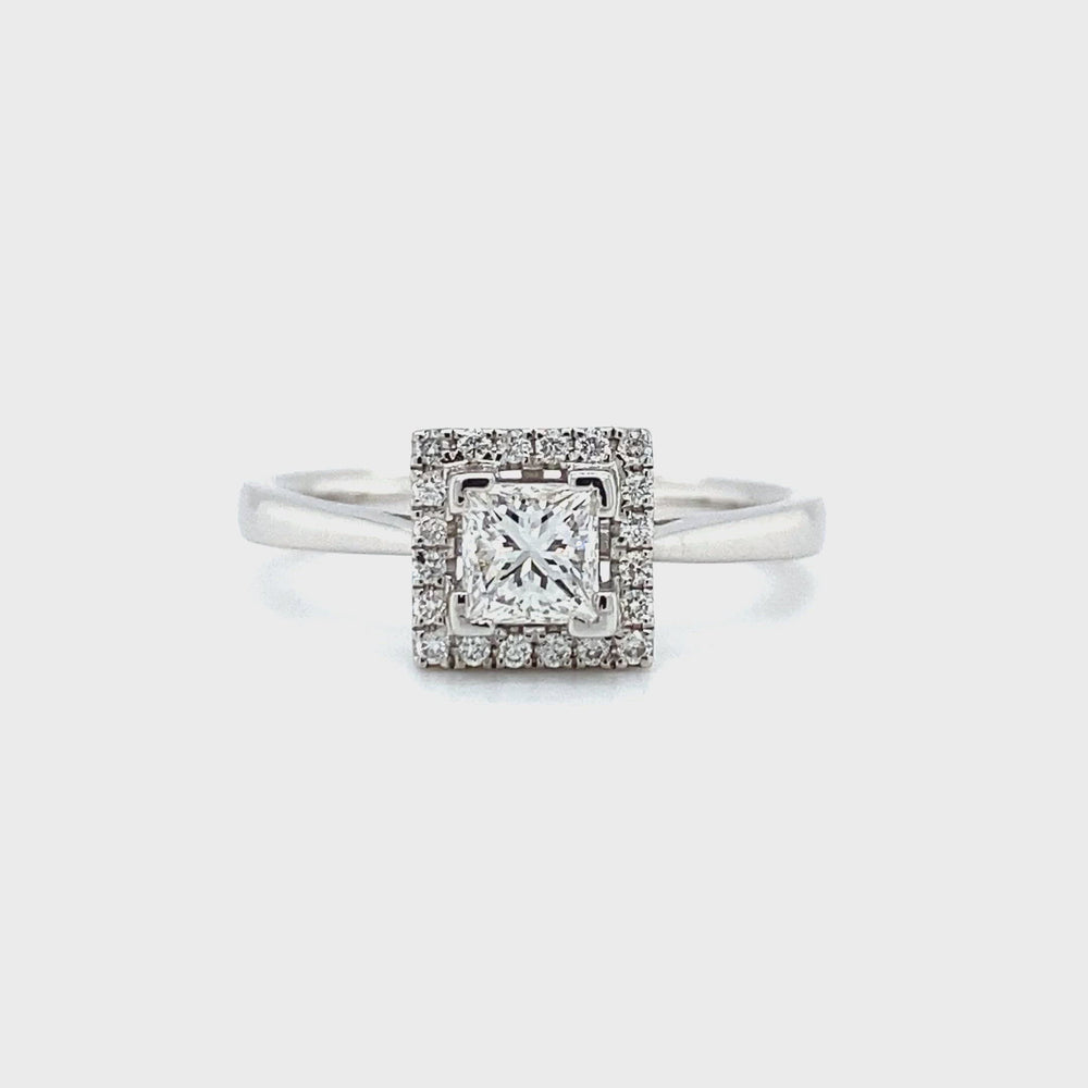 
                      
                        Laad en speel video in Galerijweergave, 18krt witgouden vierkante halo ring bezet met 1 prinses geslepen diamant van 0.47crt kleur Top Wesselton kwaliteit vvs en 20 briljant geslepen diamanten met een totaalgewicht van 0.15crt kleur top wesselton kwaliteit vvs maat 17/53 model r8843 €1969
                      
                    