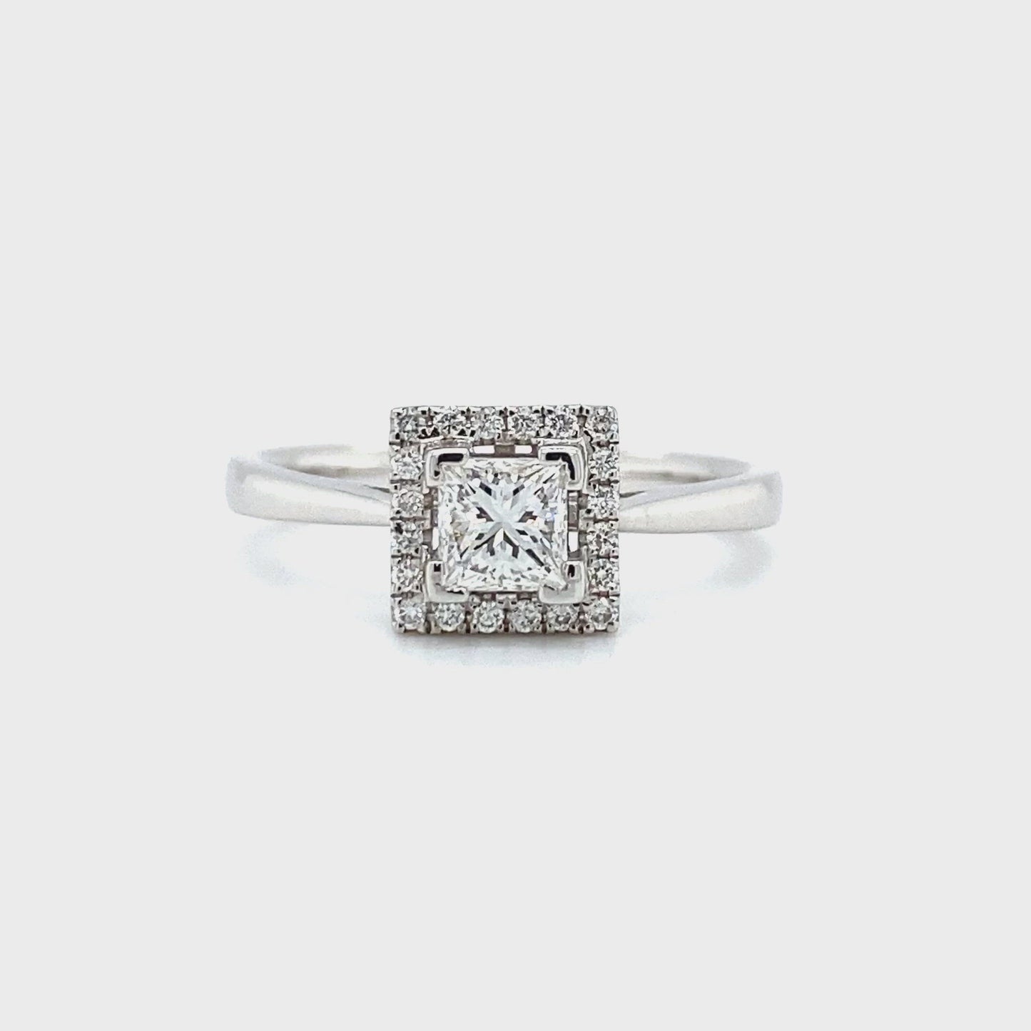 18krt witgouden vierkante halo ring bezet met 1 prinses geslepen diamant van 0.47crt kleur Top Wesselton kwaliteit vvs en 20 briljant geslepen diamanten met een totaalgewicht van 0.15crt kleur top wesselton kwaliteit vvs maat 17/53 model r8843 €1969