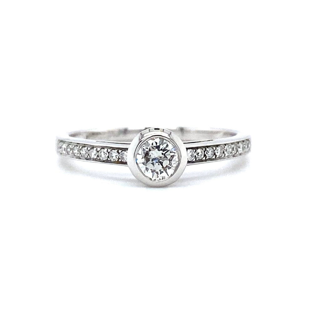 
                      
                        Laad en speel video in Galerijweergave, 18 karaat witgouden solitair pavé ring met 1 briljant geslepen diamant van 0.28 crt kleur top wesselton kwaliteit si en 20 briljant geslepen diamanten met een totaalgewicht van 0.13 crt kleur G kwaliteit VS model r7679 €1495
                      
                    
