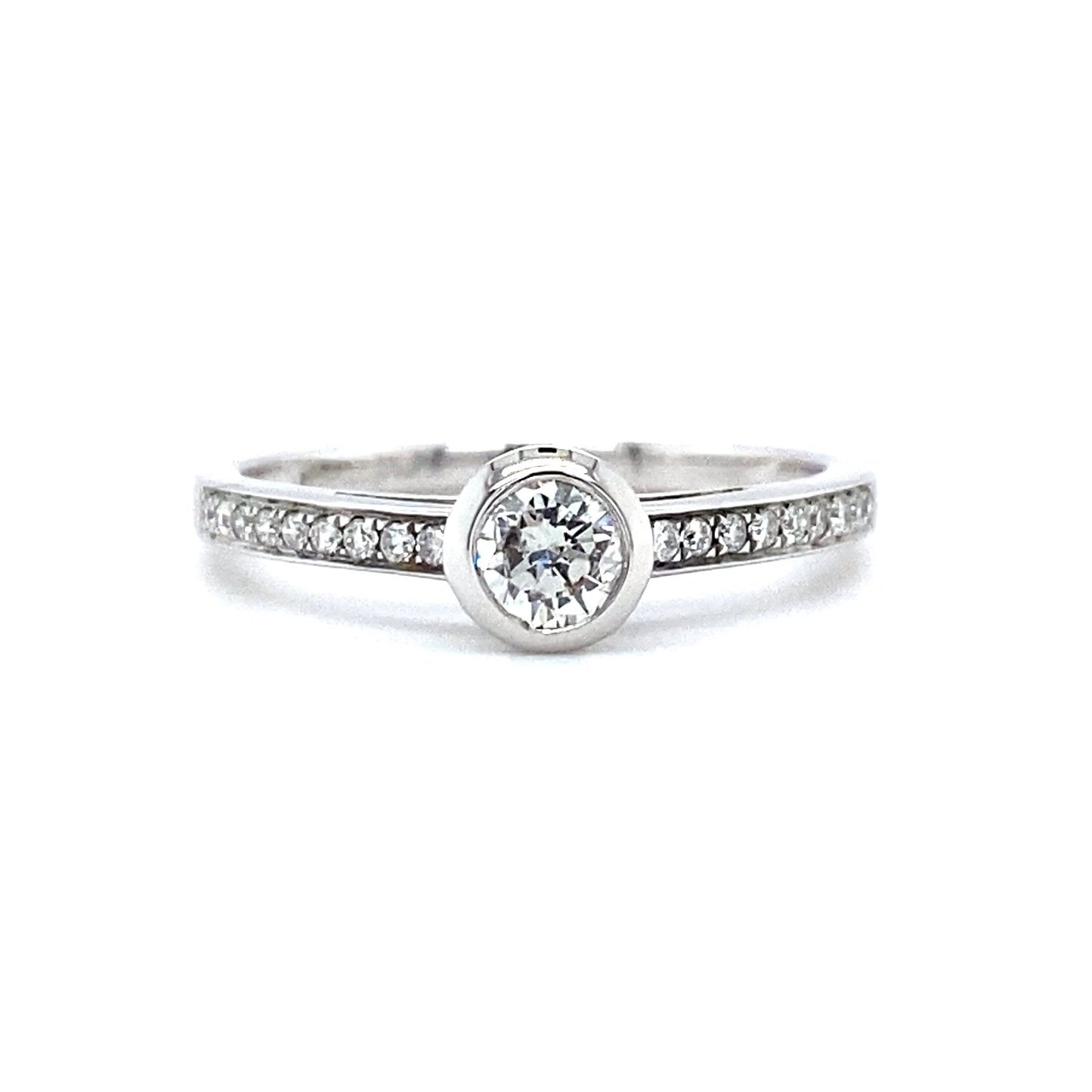 18 karaat witgouden solitair pavé ring met 1 briljant geslepen diamant van 0.28 crt kleur top wesselton kwaliteit si en 20 briljant geslepen diamanten met een totaalgewicht van 0.13 crt kleur G kwaliteit VS model r7679 €1495