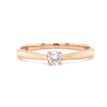Load and play video in Gallery viewer, Rosé gouden 4-poots solitair ring van 1.6 gram. Bezet met 1 briljant geslepen diamant van 0.15 crt kleur top wesselton kwaliteit si1 zetting: 3.5 x 3.5 mm Model R 8182
