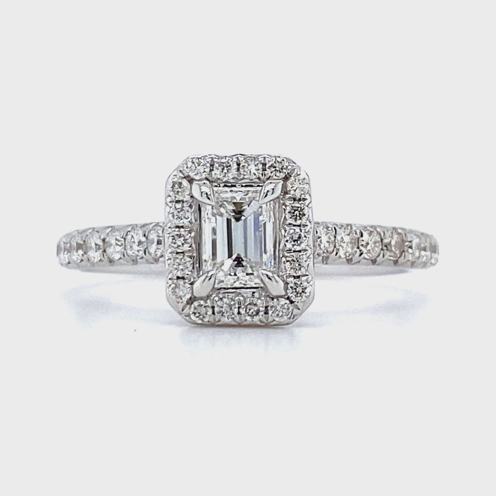 
                      
                        Laad en speel video in Galerijweergave, 18kt witgouden halo rijring van 2.7 gram. Bezet met 1 Baguette geslepen diamant van 0.43 crt kleur top wesselton kwaliteit vs. En 34 briljant geslepen diamanten met een totaalgewicht van 0.38ct kleur top wesselton kwaliteit vs zetting: 13.5 x 7.5mm Model R 10532
                      
                    