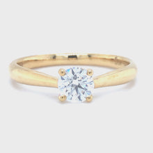 Load and play video in Gallery viewer, 18 karaat geel gouden solitair ring van 2.79 gram en 1 tot 2 mm breed. Bezet met een GIA gecertificeerde briljant geslepen diamant van 0.50 crt Kleur: G Kwaliteit: SI1 Zetting: 5 mm Model: R 9883
