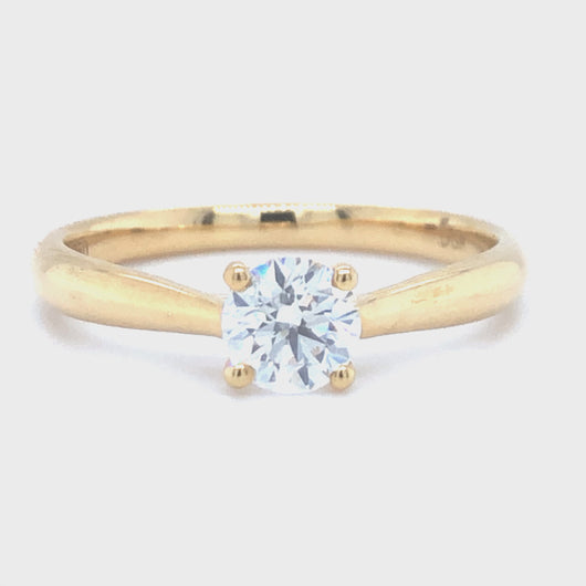 18 karaat geel gouden solitair ring van 2.79 gram en 1 tot 2 mm breed. Bezet met een GIA gecertificeerde briljant geslepen diamant van 0.50 crt Kleur: G Kwaliteit: SI1 Zetting: 5 mm Model: R 9883