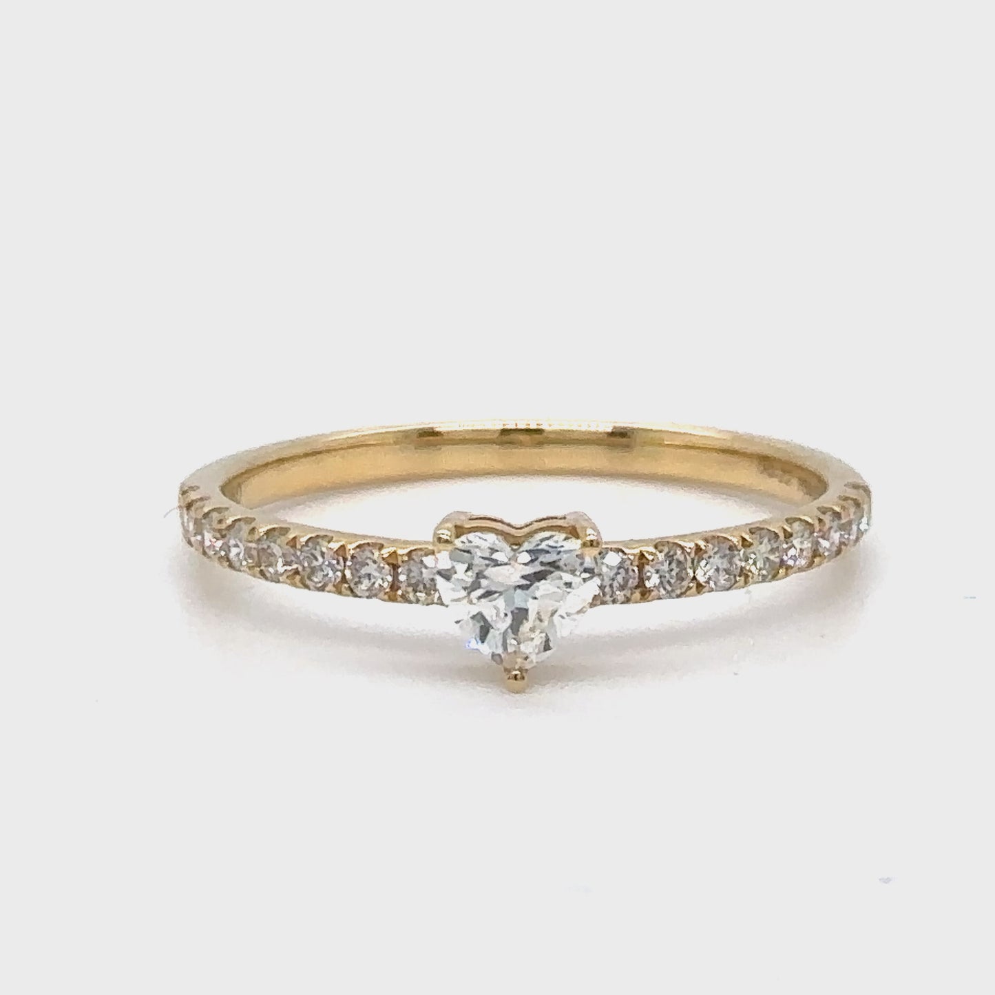 18 karaat geel gouden solitair pavé ring van 1.45 gram en 2 tot 3 mm breed. Bezet met 1 hartvormig geslepen diamant van 0.25 crt Kleur: Top Wesselton Kwaliteit: VS en 16 briljant geslepen diamanten met een totaalgewicht van 0.22 crt Kleur: Top Wesselton Kwaliteit: VS Zetting: 5 x 5 mm Model: R 10026
