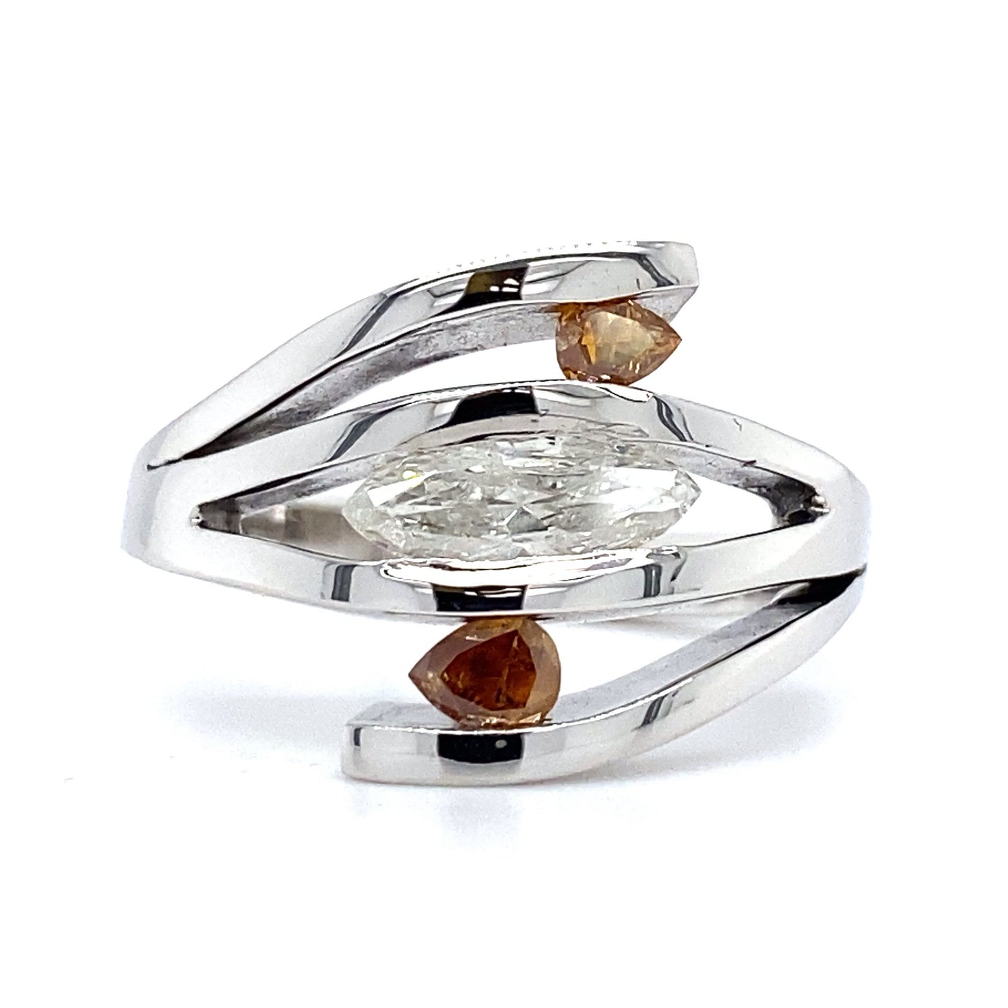 Witgouden design ring van 7 gram. Bezet met 1 Markies geslepen diamant van 0.62 crt. kleur H kwaliteit SI3 en 2 Peer geslepen diamanten kleur Brown Kwaliteit SI3 Zetting: 14.5 x 18 mm Model R 9395