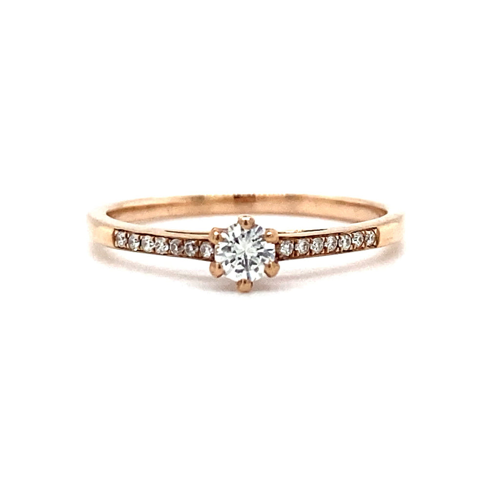 
                      
                        Laad en speel video in Galerijweergave, Roségouden solitair rijring bezet met 0.21crt aan briljant geslepen diamanten model R 8748 €765
                      
                    