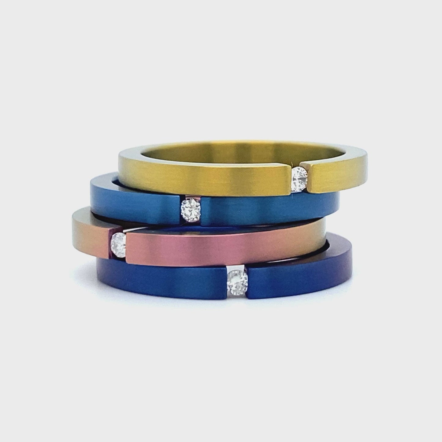 Diverse gekleurde titanium ringen bezet met 1 briljant geslepen diamant van 0.03crt kleur top wesselton kwaliteit si maat 17.25/54 €135 per stuk