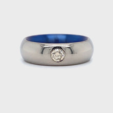Load and play video in Gallery viewer, Brede titanium ring met blauwe binnenkant bezet met 1 briljant geslepen diamant van 0.24crt kleur top cape kwaliteit vs2 maat 17/53 7mm breed model r6284 €459
