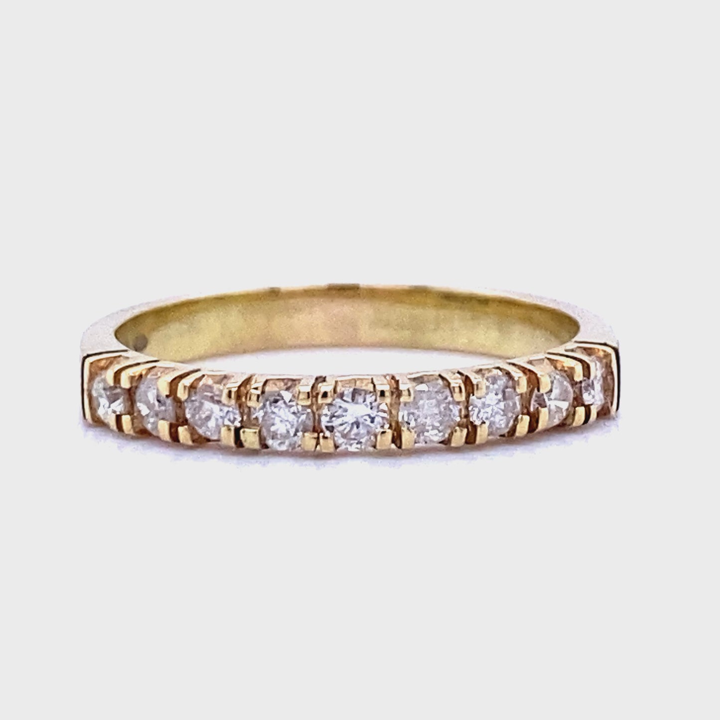 Klassieke 14 karaat geel gouden rij ring van 2.6 gram en 3 mm breed. Bezet met 9 briljant geslepen diamanten met een totaalgewicht van  0.37 crt. Kleur: Wesselton Kwaliteit: SI3 Model: R 7813 