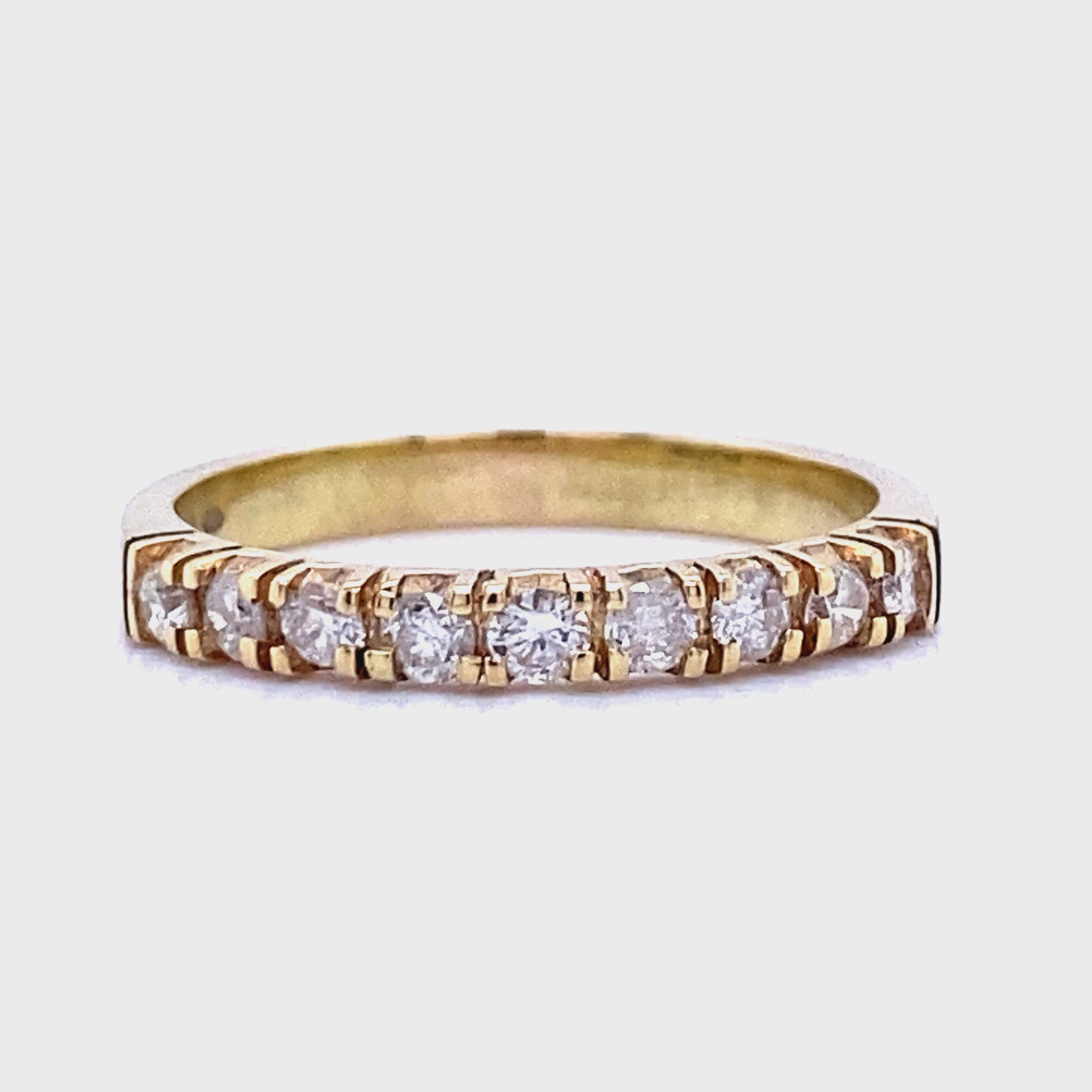 Klassieke 14 karaat geel gouden rij ring van 2.6 gram en 3 mm breed. Bezet met 9 briljant geslepen diamanten met een totaalgewicht van  0.37 crt. Kleur: Wesselton Kwaliteit: SI3 Model: R 7813 