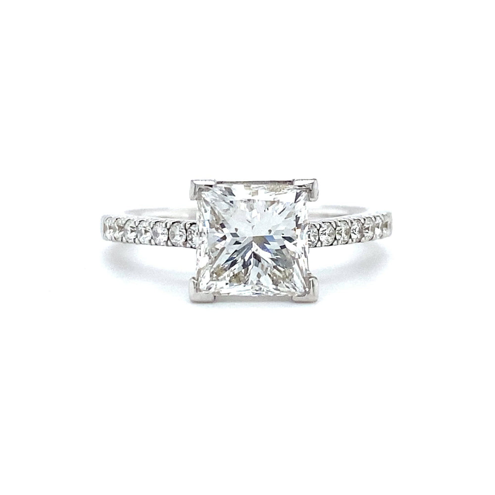 
                      
                        Laad en speel video in Galerijweergave, Bijzondere 18 karaat witgouden solitair pavéring van 3.4 gram. Bezet met 1 prinses geslepen diamant van 2.11 crt kleur E kwaliteit VVS2 en 14 briljant geslepen diamanten met een totaalgewicht van 0.29 crt kleur E kwaliteit VVS2 Zetting: 7.5x8mm Model R 8831
                      
                    