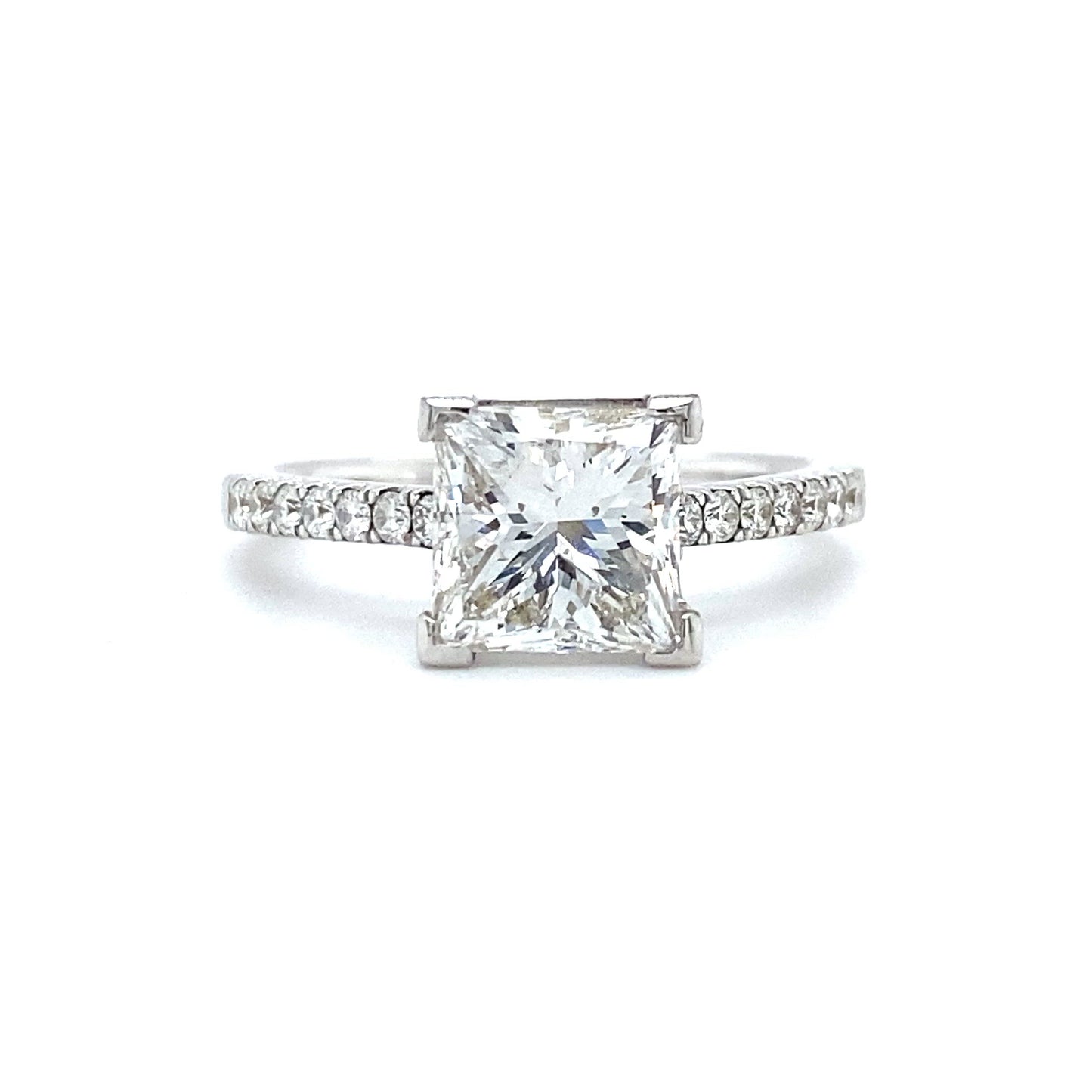 Bijzondere 18 karaat witgouden solitair pavéring van 3.4 gram. Bezet met 1 prinses geslepen diamant van 2.11 crt kleur E kwaliteit VVS2 en 14 briljant geslepen diamanten met een totaalgewicht van 0.29 crt kleur E kwaliteit VVS2 Zetting: 7.5x8mm Model R 8831