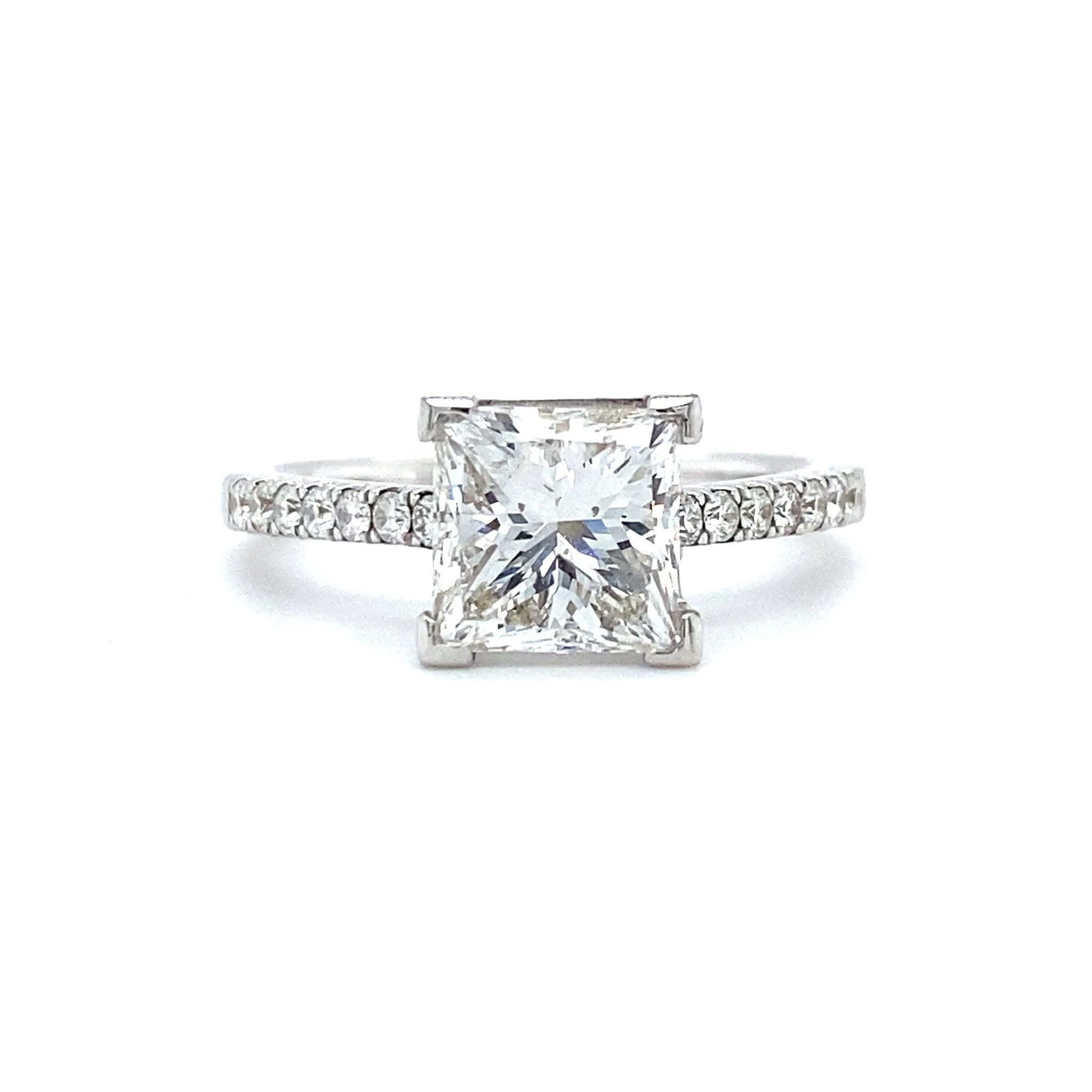 Bijzondere 18 karaat witgouden solitair pavéring van 3.4 gram. Bezet met 1 prinses geslepen diamant van 2.11 crt kleur E kwaliteit VVS2 en 14 briljant geslepen diamanten met een totaalgewicht van 0.29 crt kleur E kwaliteit VVS2 Zetting: 7.5x8mm Model R 8831