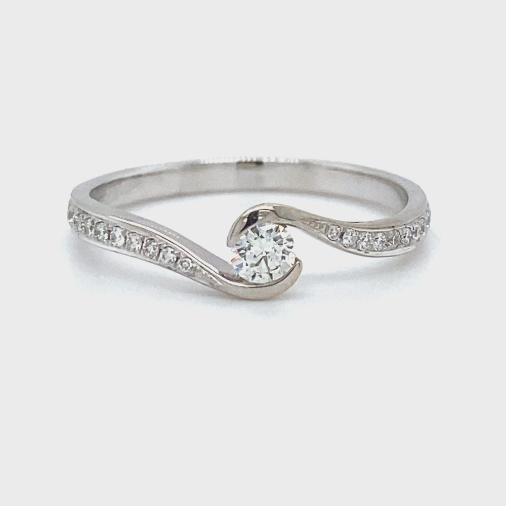 
                      
                        Laad en speel video in Galerijweergave, 14 karaat witgouden slagring van 1.55 gram en 2 mm breed. Bezet met 1 briljant geslepen diamant van 0.14 crt en 22 briljant geslepen diamanten met een totaalgewicht van 0.12 crt Kleur: Top Wesselton Kwaliteit: VS Zetting: 5 x 4 mm Model R 7598
                      
                    