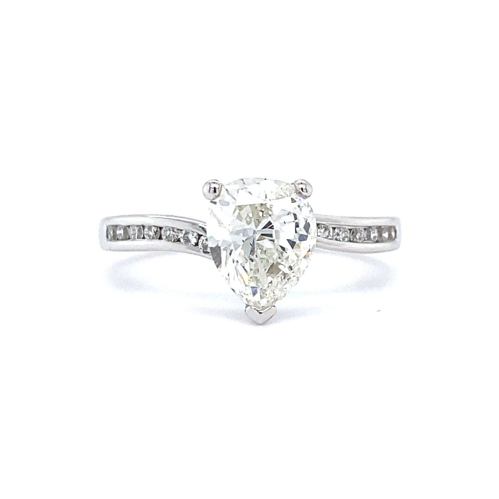 
                      
                        Laad en speel video in Galerijweergave, 18 karaat wit gouden solitair pavé ring van 3 gram. Bezet met 1 peer geslepen diamant van 1.18 crt en 14 briljant geslepen diamanten met een totaalgewicht van 0.13 crt. Alle diamanten hebben kleur G em kwaliteit VS2 Zetting: 8.5 x 6.5 mm Model R 7937
                      
                    