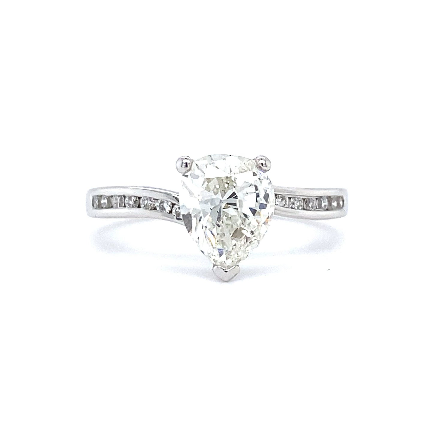 18 karaat wit gouden solitair pavé ring van 3 gram. Bezet met 1 peer geslepen diamant van 1.18 crt en 14 briljant geslepen diamanten met een totaalgewicht van 0.13 crt. Alle diamanten hebben kleur G em kwaliteit VS2 Zetting: 8.5 x 6.5 mm Model R 7937