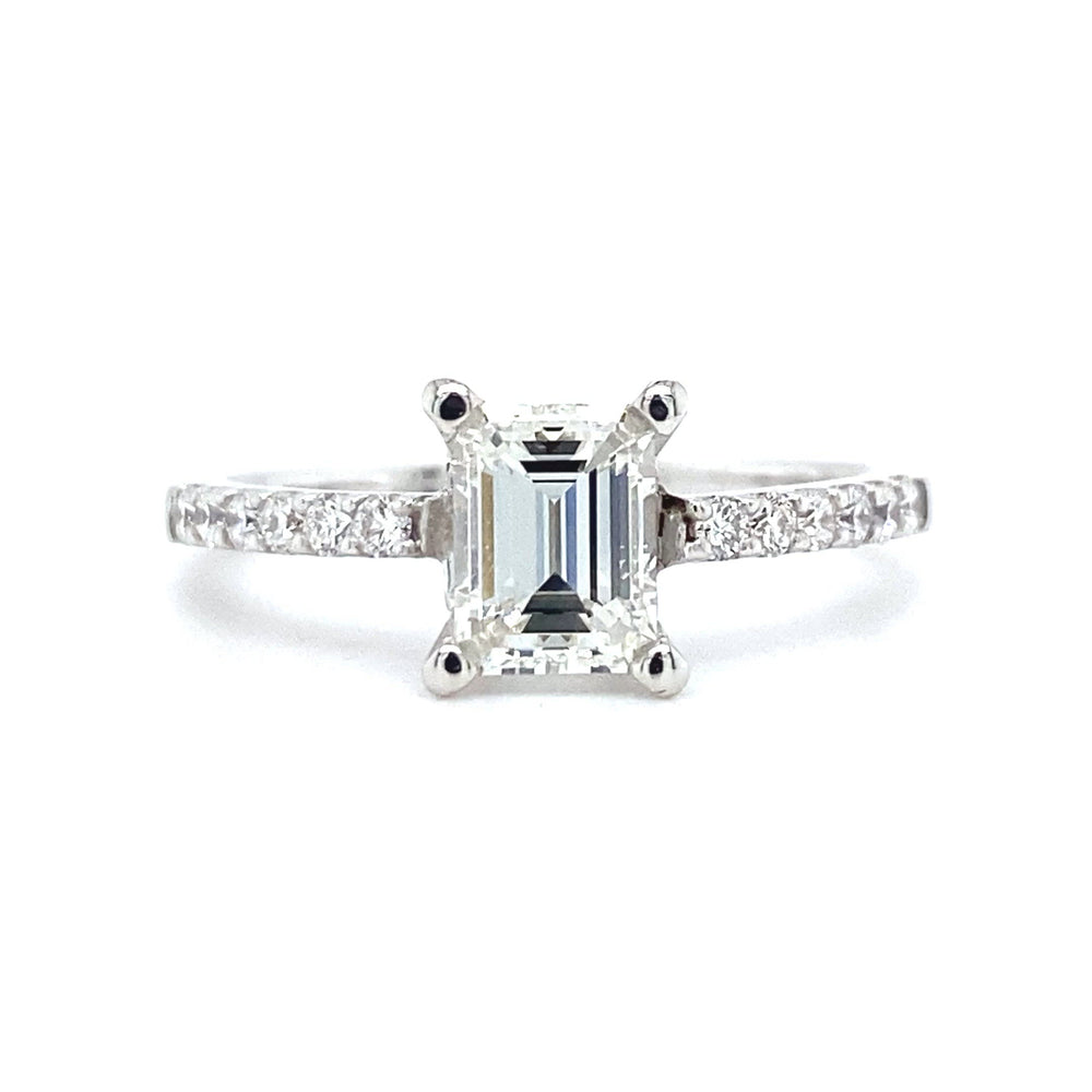 
                      
                        Laad en speel video in Galerijweergave, 18 karaat wit gouden solitair pavé verlovingsring van 3.1 gram. Bezet met 1 Emerald geslepen diamant van 1.04 crt kleur G kwaliteit VS1 en 12 briljant geslepen diamanten met een totaalgewicht van 0.23 crt kleur top wesselton kwaliteit vs zetting: 8 x 6.5 mm Model R 6948
                      
                    