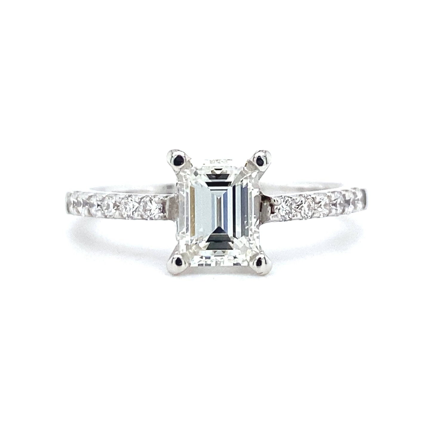 18 karaat wit gouden solitair pavé verlovingsring van 3.1 gram. Bezet met 1 Emerald geslepen diamant van 1.04 crt kleur G kwaliteit VS1 en 12 briljant geslepen diamanten met een totaalgewicht van 0.23 crt kleur top wesselton kwaliteit vs zetting: 8 x 6.5 mm Model R 6948