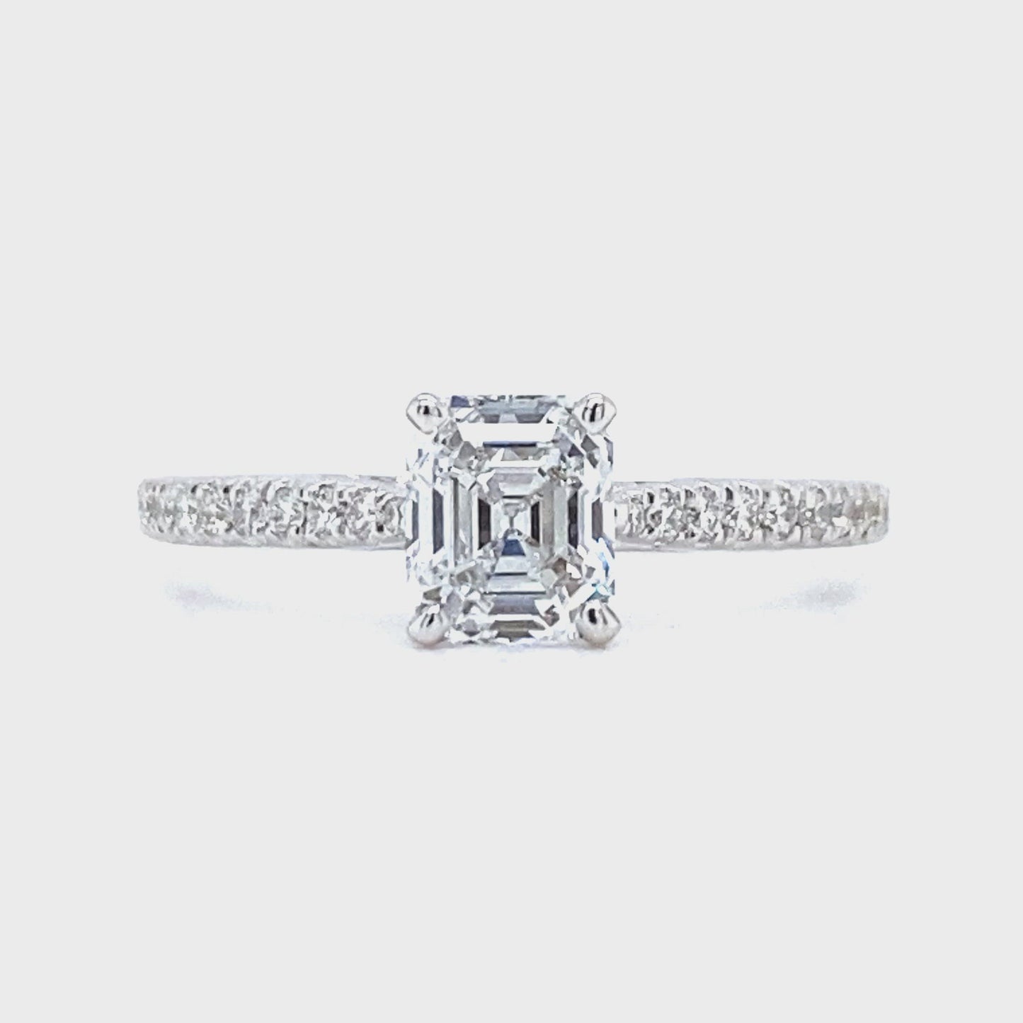 18 karaat witgouden ring van 1.95 gram en 2 mm breed. Bezet met 1 Asscher geslepen diamant van  0.67 crt kleur E kwaliteit VVS1 en 22 briljant geslepen diamanten met een totaalgewicht van 0.15 crt kleur top wesselton kwaliteit vs1 Zetting: 6 x 5 mm Model: R 9709