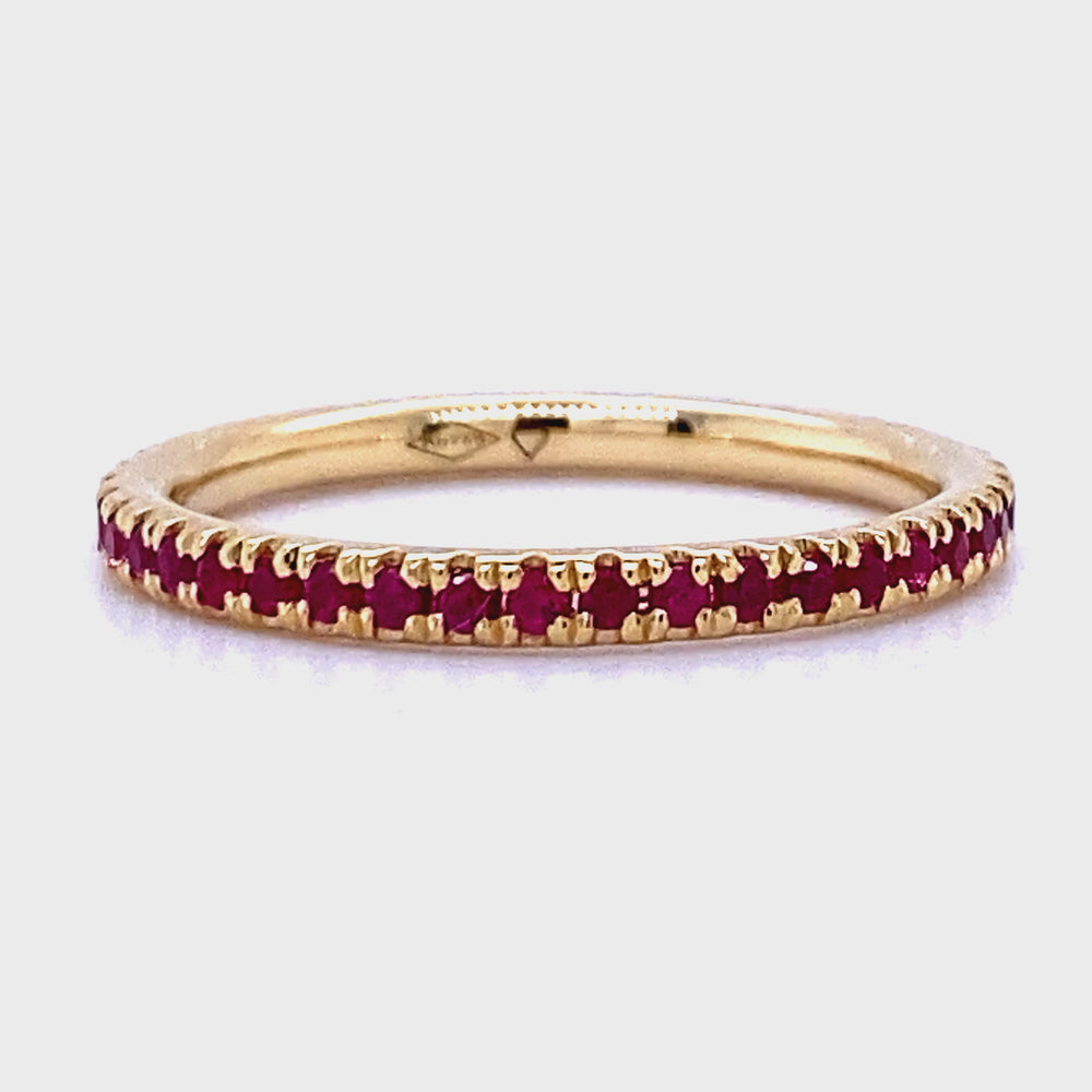 
                      
                        Load and play video in Gallery viewer, 18 karaat geel gouden alliance eternity ring van 2.1 gram en 2 mm breed. Bezet met briljant geslepen robijnen met een totaalgewicht van 0.53 crt. Model: R 9808
                      
                    