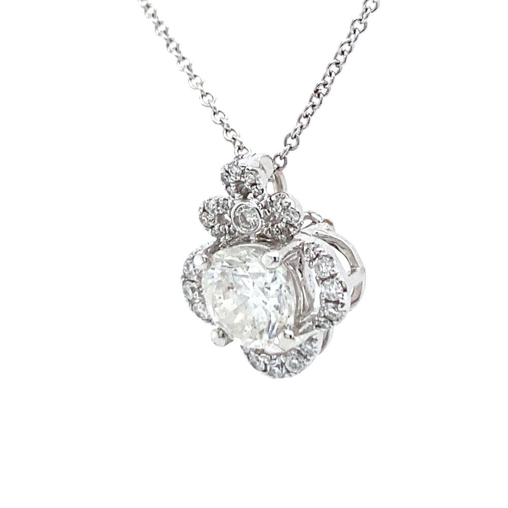 
                      
                        18 kt witgouden kroon hanger van 2 gram. Bezet met 1 briljant geslepen diamant van 1.05 crt en 31 briljant geslepen diamanten met een totaalgewicht van 0.31 crt kleur Wesselton kwaliteit Piqué Hanger: 14 x 12 mm Model H 2019
                      
                    