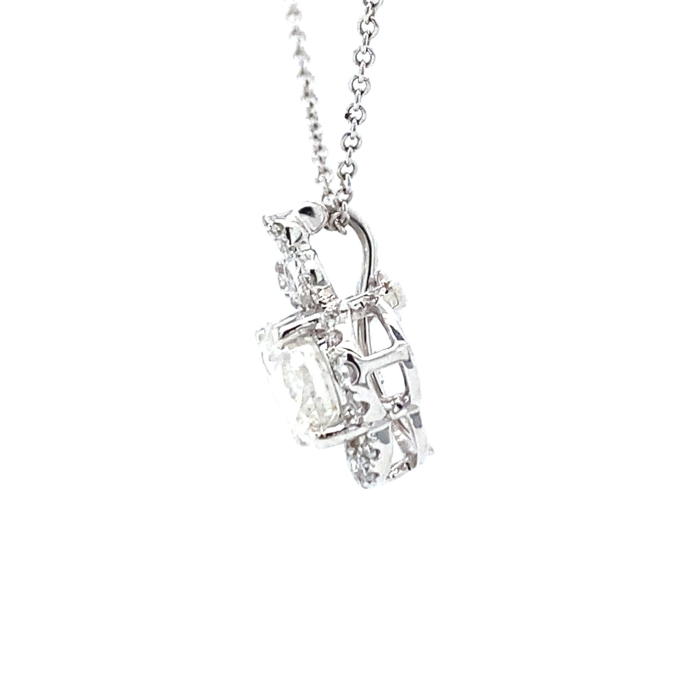 
                      
                        18 kt witgouden kroon hanger van 2 gram. Bezet met 1 briljant geslepen diamant van 1.05 crt en 31 briljant geslepen diamanten met een totaalgewicht van 0.31 crt kleur Wesselton kwaliteit Piqué Hanger: 14 x 12 mm Model H 2019
                      
                    