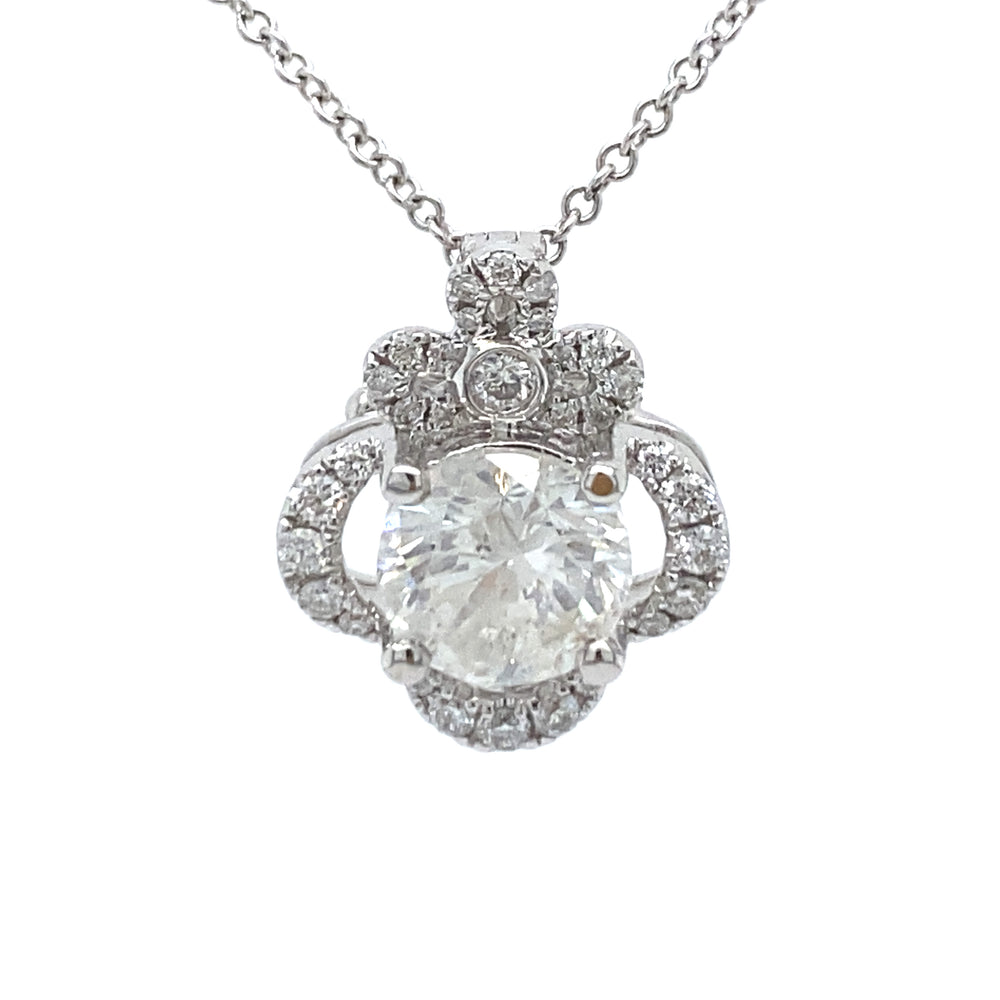 18 kt witgouden kroon hanger van 2 gram. Bezet met 1 briljant geslepen diamant van 1.05 crt en 31 briljant geslepen diamanten met een totaalgewicht van 0.31 crt kleur Wesselton kwaliteit Piqué Hanger: 14 x 12 mm Model H 2019