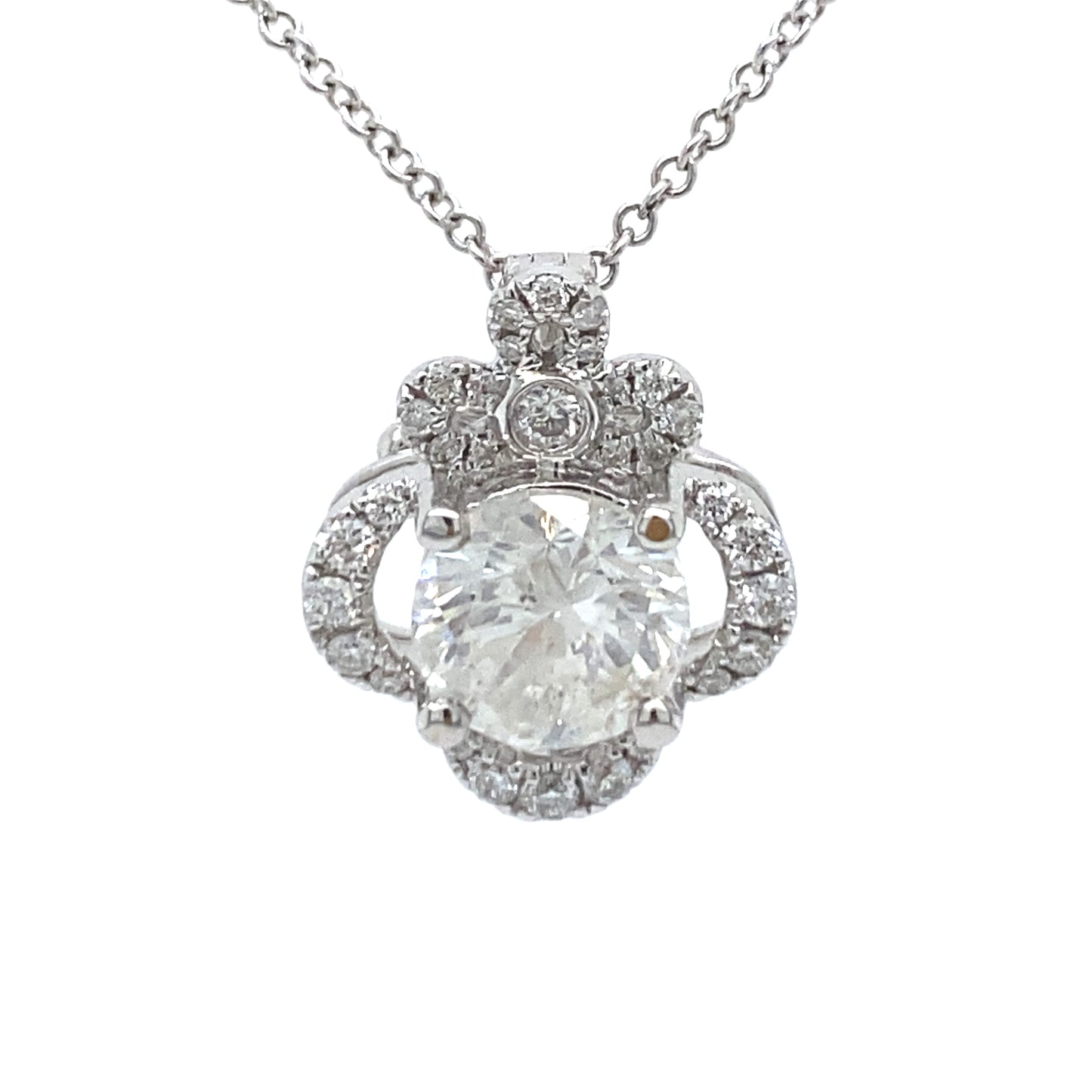 18 kt witgouden kroon hanger van 2 gram. Bezet met 1 briljant geslepen diamant van 1.05 crt en 31 briljant geslepen diamanten met een totaalgewicht van 0.31 crt kleur Wesselton kwaliteit Piqué Hanger: 14 x 12 mm Model H 2019