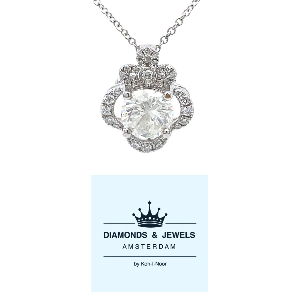 18 kt witgouden kroon hanger van 2 gram. Bezet met 1 briljant geslepen diamant van 1.05 crt en 31 briljant geslepen diamanten met een totaalgewicht van 0.31 crt kleur Wesselton kwaliteit Piqué Hanger: 14 x 12 mm Model H 2019
