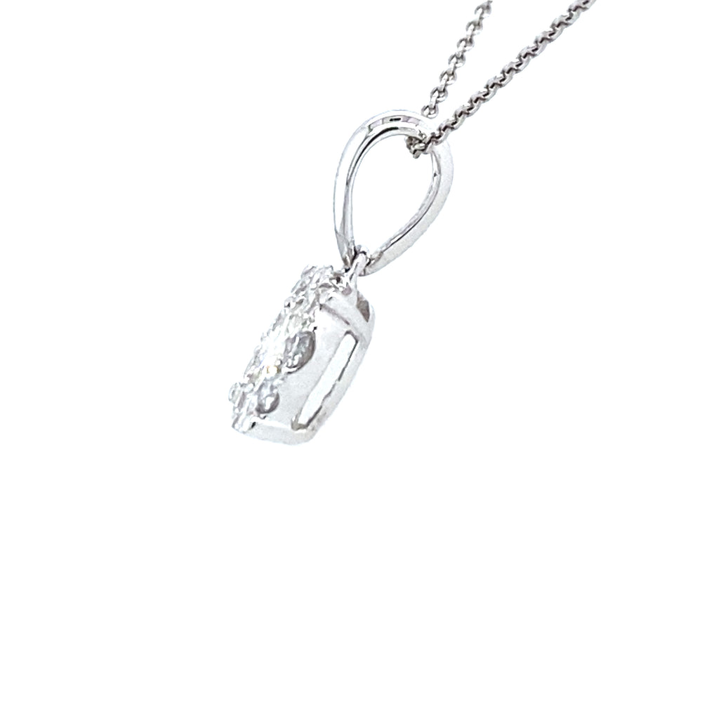 
                      
                        18 karaats witgouden hanger van 0.7 gram. Bezet met 10 briljant geslepen diamanten met een totaalgewicht van 0.42 crt. kleur  top wesselton kwaliteit si1 hanger: ø 13 mm hangoog: 12 x 3 mm Model H 2094
                      
                    