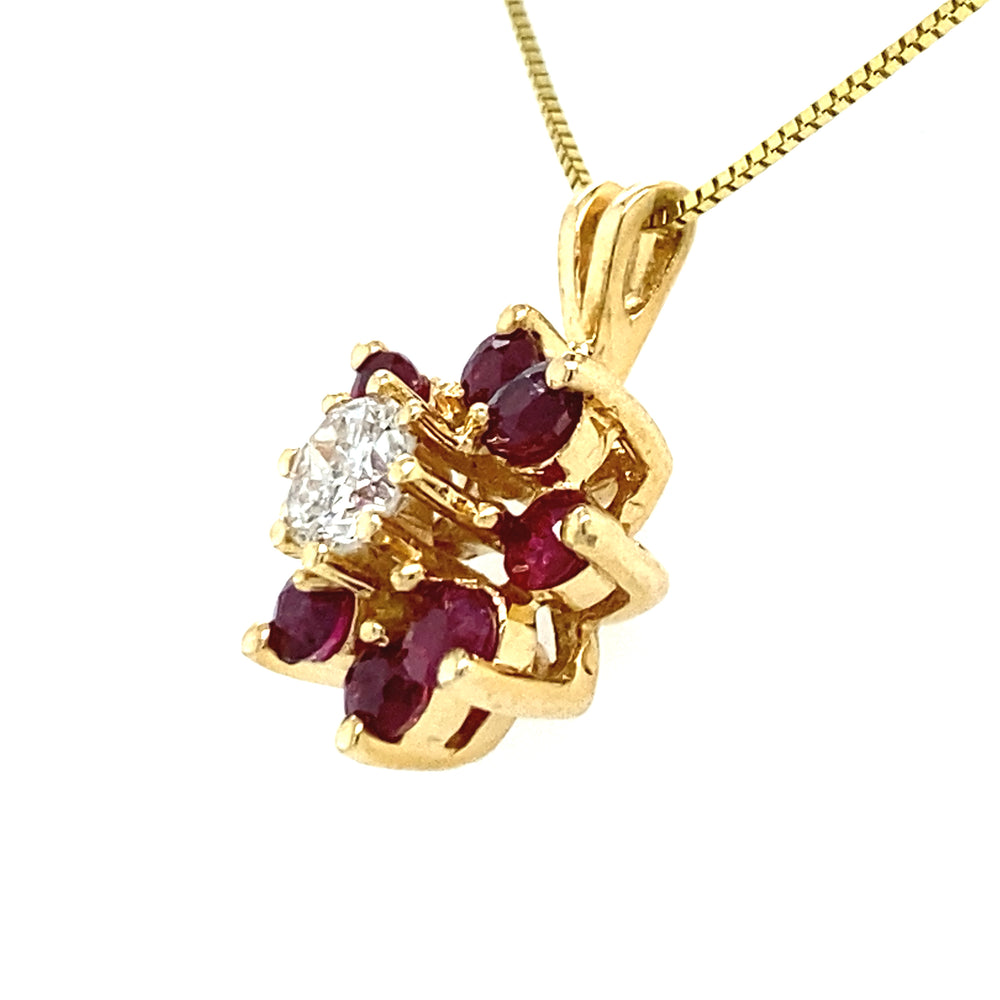 
                      
                        Geel gouden bloem rozet hanger van 2.6 gram. Bezet met 1 briljant geslepen diamant van 0.30crt kleur top wesselton kwaliteit piqué 1 en 8 robijnen met een totaalgewicht van 0.40 crt. Deze hanger heeft een afmeting van 28 x 13 mm. Model H 2118
                      
                    