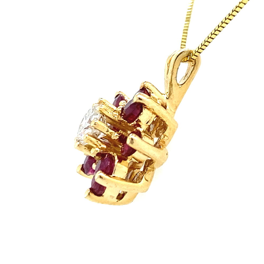 
                      
                        Geel gouden bloem rozet hanger van 2.6 gram. Bezet met 1 briljant geslepen diamant van 0.30crt kleur top wesselton kwaliteit piqué 1 en 8 robijnen met een totaalgewicht van 0.40 crt. Deze hanger heeft een afmeting van 28 x 13 mm. Model H 2118
                      
                    